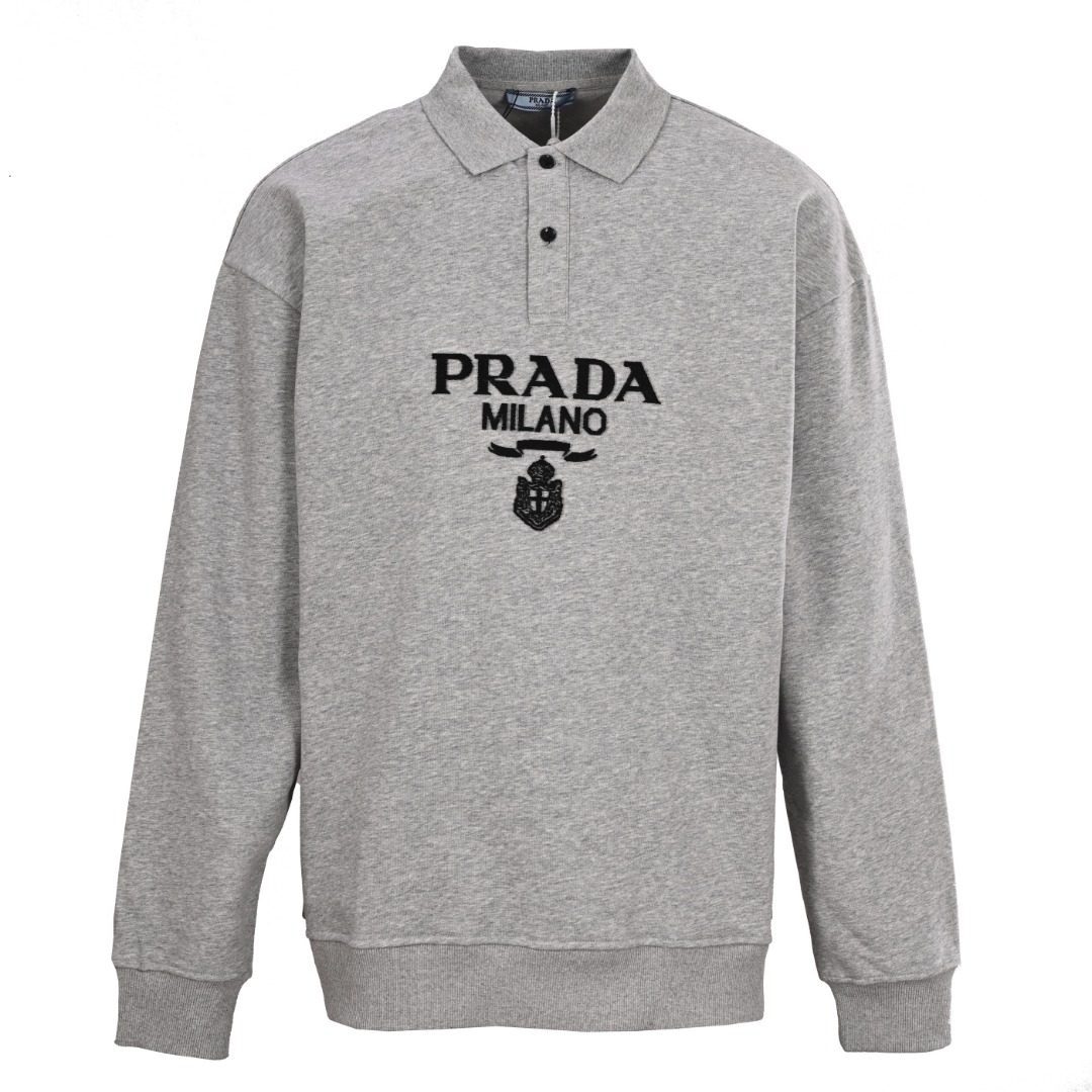 正品级💰350
Prada/普拉达PRD 毛巾绣Logo翻领卫衣
 480克纯棉双纱鱼鳞毛圈面料  
· 面部无尘烧毛工艺 底部吸毛 环保活性染 
· 采用提花刷绣工艺，工艺需线埋底线，后加工填毛工艺，高温烫毛，铲平定位
· 撞色字母微标彰显精致风范
· 纽扣采用天然树胶材料
· 螺纹针织衣领，袖口，底边
· 双针车线跨缝工艺
· 原版主唛水洗吊牌防潮纸包装
   颜色：灰色/黑色
Size:S-XL