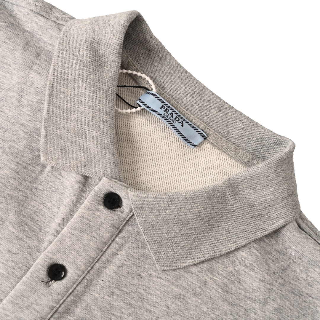 正品级💰350
Prada/普拉达PRD 毛巾绣Logo翻领卫衣
 480克纯棉双纱鱼鳞毛圈面料  
· 面部无尘烧毛工艺 底部吸毛 环保活性染 
· 采用提花刷绣工艺，工艺需线埋底线，后加工填毛工艺，高温烫毛，铲平定位
· 撞色字母微标彰显精致风范
· 纽扣采用天然树胶材料
· 螺纹针织衣领，袖口，底边
· 双针车线跨缝工艺
· 原版主唛水洗吊牌防潮纸包装
   颜色：灰色/黑色
Size:S-XL