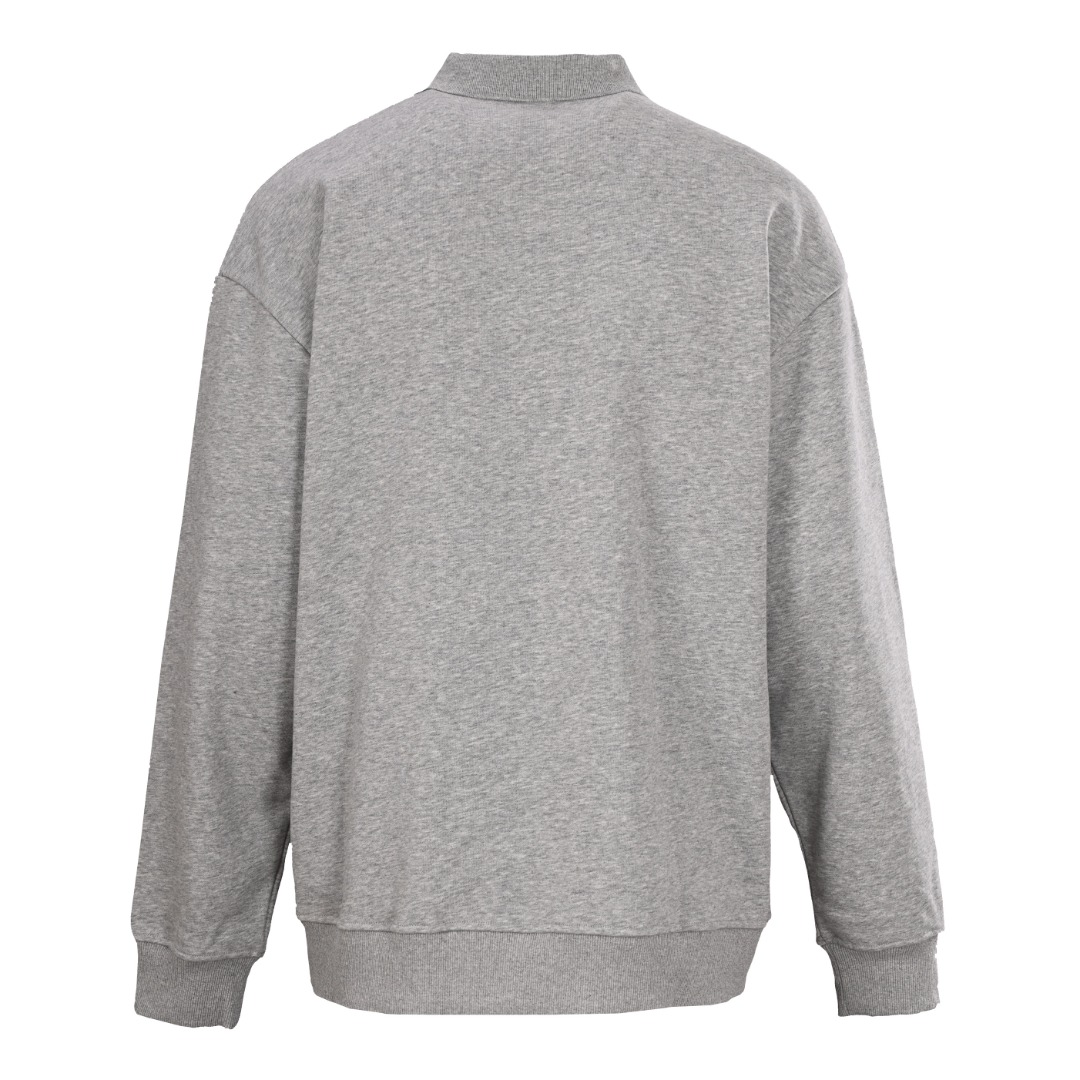 正品级💰350
Prada/普拉达PRD 毛巾绣Logo翻领卫衣
 480克纯棉双纱鱼鳞毛圈面料  
· 面部无尘烧毛工艺 底部吸毛 环保活性染 
· 采用提花刷绣工艺，工艺需线埋底线，后加工填毛工艺，高温烫毛，铲平定位
· 撞色字母微标彰显精致风范
· 纽扣采用天然树胶材料
· 螺纹针织衣领，袖口，底边
· 双针车线跨缝工艺
· 原版主唛水洗吊牌防潮纸包装
   颜色：灰色/黑色
Size:S-XL