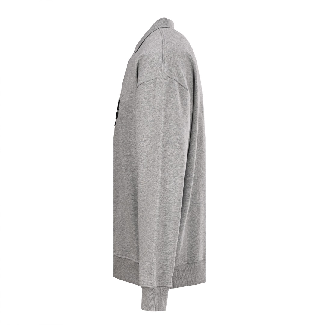 正品级💰350
Prada/普拉达PRD 毛巾绣Logo翻领卫衣
 480克纯棉双纱鱼鳞毛圈面料  
· 面部无尘烧毛工艺 底部吸毛 环保活性染 
· 采用提花刷绣工艺，工艺需线埋底线，后加工填毛工艺，高温烫毛，铲平定位
· 撞色字母微标彰显精致风范
· 纽扣采用天然树胶材料
· 螺纹针织衣领，袖口，底边
· 双针车线跨缝工艺
· 原版主唛水洗吊牌防潮纸包装
   颜色：灰色/黑色
Size:S-XL