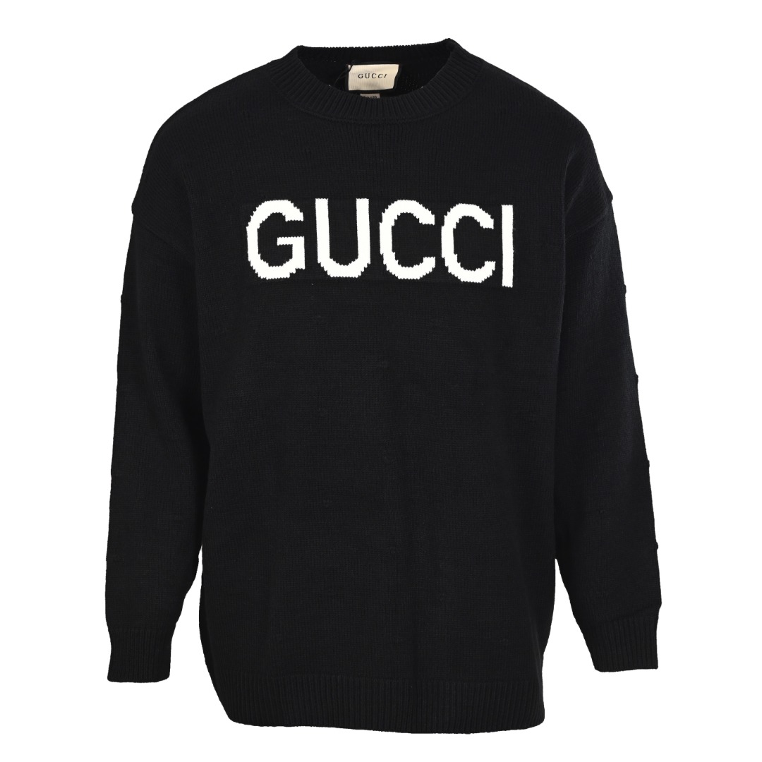 正品级 Gucci/古驰GUC 重工波点字母提花圆领毛衣 描述学院风持续升温,不断为Gucci设计美学添光加彩. 在全新系列中,时尚的概念已经不再局限于本真的生活方式, 品牌标志性元素的加入和模糊性别的廓形便是例证. 这款圆领毛衣甄选黑色和驼色羊毛打造而成, 字母logo提花图案点缀 简约又高级 羊毛针织面料 Oversize落肩宽松版型,厚实柔软舒适上身显瘦又百搭 男女同款 商标齐全 颜色:黑色,卡其 #所有针织、毛衣织造而成的成衣都不建议机洗、或高温烘干!