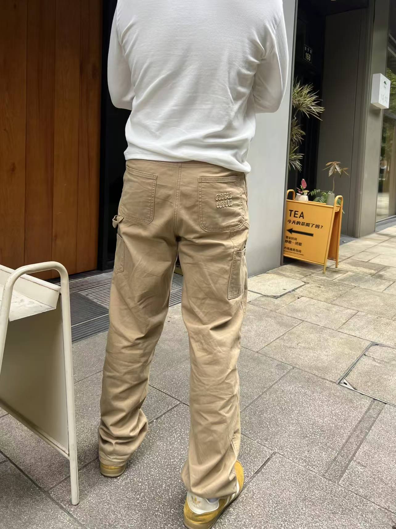 MIU MIU缪缪MM 卡其后袋字伐木工装长裤 上身效果#