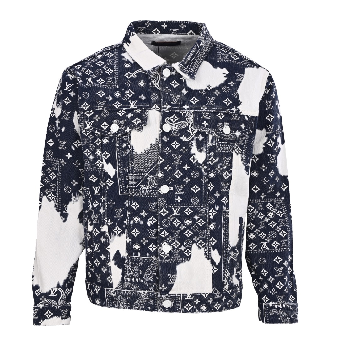 正品级 LOUIS VUITTON/路易威登LV 腰果花牛仔外套 定织纱线采用全棉质斜纹牛仔材质,腰果花搭配老花图案,印花采用拔印扎染工艺,红外线定点对位手工剪裁,定制古铜色纽扣,定制水洗标、辅料,做工细节质感非常好.