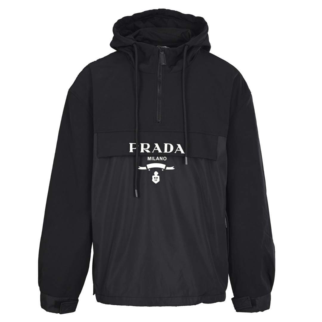 正品级 Prada/普拉达PRD 字母徽标半拉链连帽外套 面料采用全棉胚布定染 因面料有弹性的特殊原因 提前将面料进行高温蒸汽预缩 定型 裁剪下来的衣片尺寸更加精准 整件衣服完成拼缝流水 尺寸和造型将还原到极致胸口三角标用冷切技术 如果用激光切割会导致边缘发黄 区别市场现货 超级好搭配 是今夏不可多得的OODT极致单品