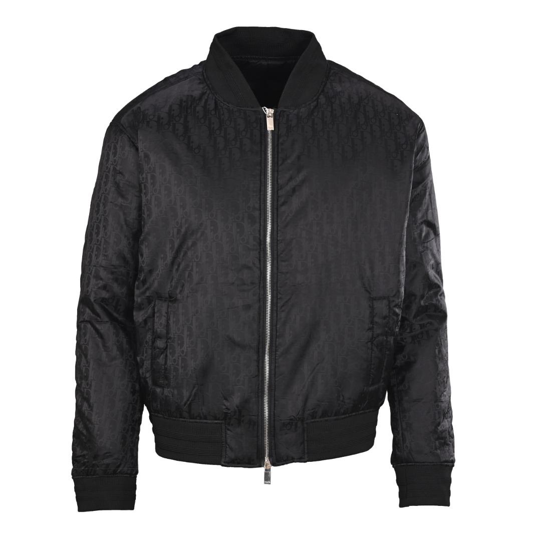 正品级💰500
Dior/迪奥CD 提花棉夹克外套
这款飞行员夹克采用提花科技面料精心制作，通体饰以 CD Diamond 图案，该图案由马克·博昂(Marc Bohan)于1974年设计，以立体线条菱形图案重新诠释CD 首字母，休闲经典的廓形，搭配罗纹衣领、袖口和底边，舒适剪裁彰显运动风格，可搭配T恤和牛仔裤，打造精致的休闲造型，通体饰以CD Diamond提花图案，双向拉链开合，搭配镌刻 Dr标志的拉链头，侧面贴边口袋，罗纹衣领、袖口和底边，有两个颜色可供选择，版型帅气大方，男女同款，强烈推荐！
颜色：黑色、灰色 
Size：46-52