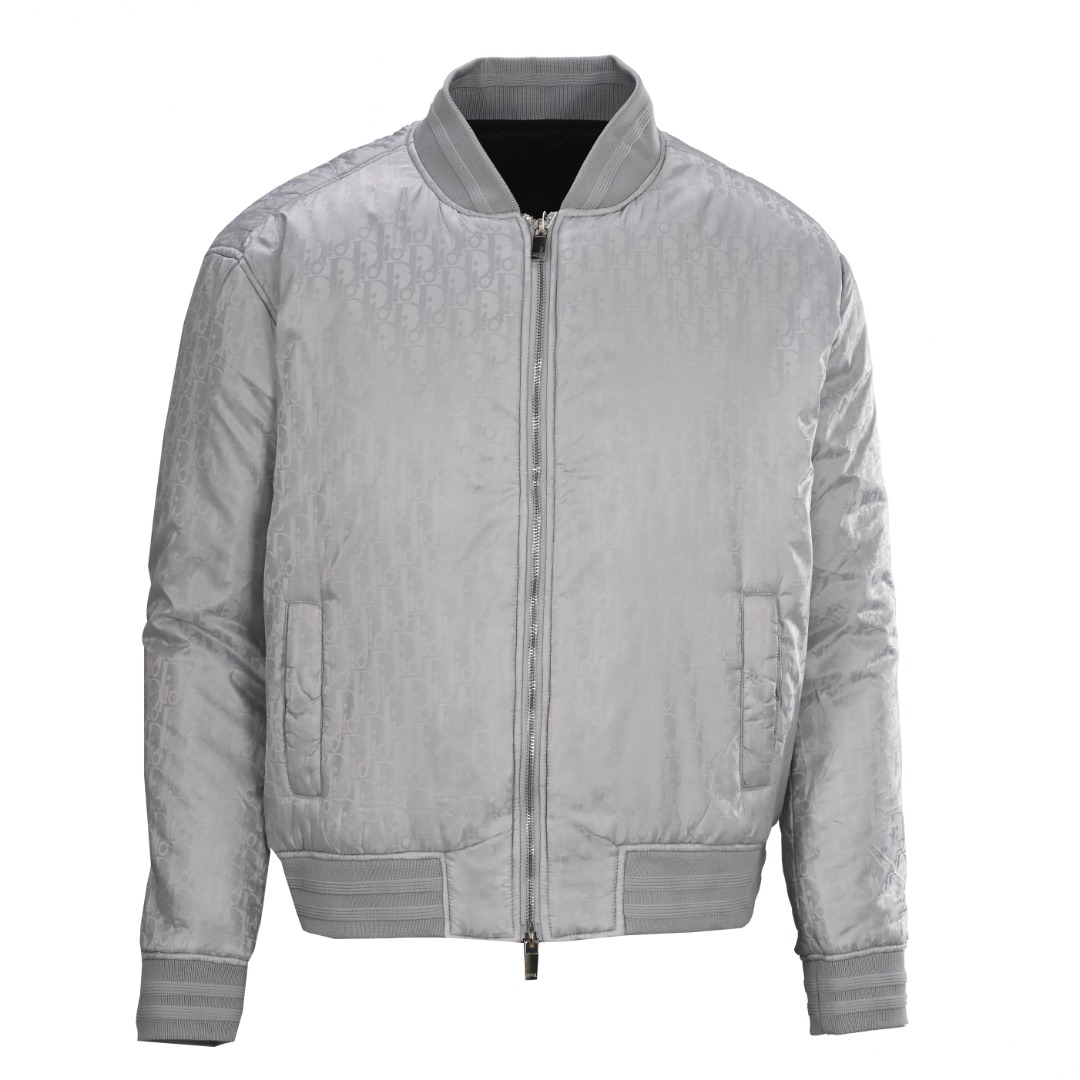 正品级💰500
Dior/迪奥CD 提花棉夹克外套
这款飞行员夹克采用提花科技面料精心制作，通体饰以 CD Diamond 图案，该图案由马克·博昂(Marc Bohan)于1974年设计，以立体线条菱形图案重新诠释CD 首字母，休闲经典的廓形，搭配罗纹衣领、袖口和底边，舒适剪裁彰显运动风格，可搭配T恤和牛仔裤，打造精致的休闲造型，通体饰以CD Diamond提花图案，双向拉链开合，搭配镌刻 Dr标志的拉链头，侧面贴边口袋，罗纹衣领、袖口和底边，有两个颜色可供选择，版型帅气大方，男女同款，强烈推荐！
颜色：黑色、灰色 
Size：46-52