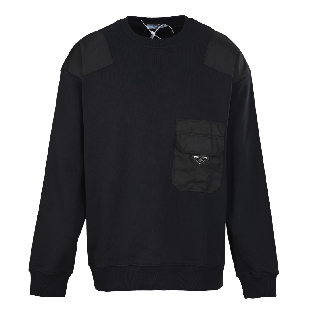 正品级💰350
Prada/普拉达PRD 口袋三角标尼龙拼接圆领卫衣
· 采用480克纯棉双纱鱼鳞毛圈面料  
· 面部无尘烧毛工艺 底部吸毛 环保活性染 
· 肩膀，袖子拼接设计贴布
· 胸口口袋设计
· 定制五金
· 双针车线跨缝工艺
· 原版主唛水洗吊牌防潮纸包装
   颜色：白色/黑色
Size:S-XL