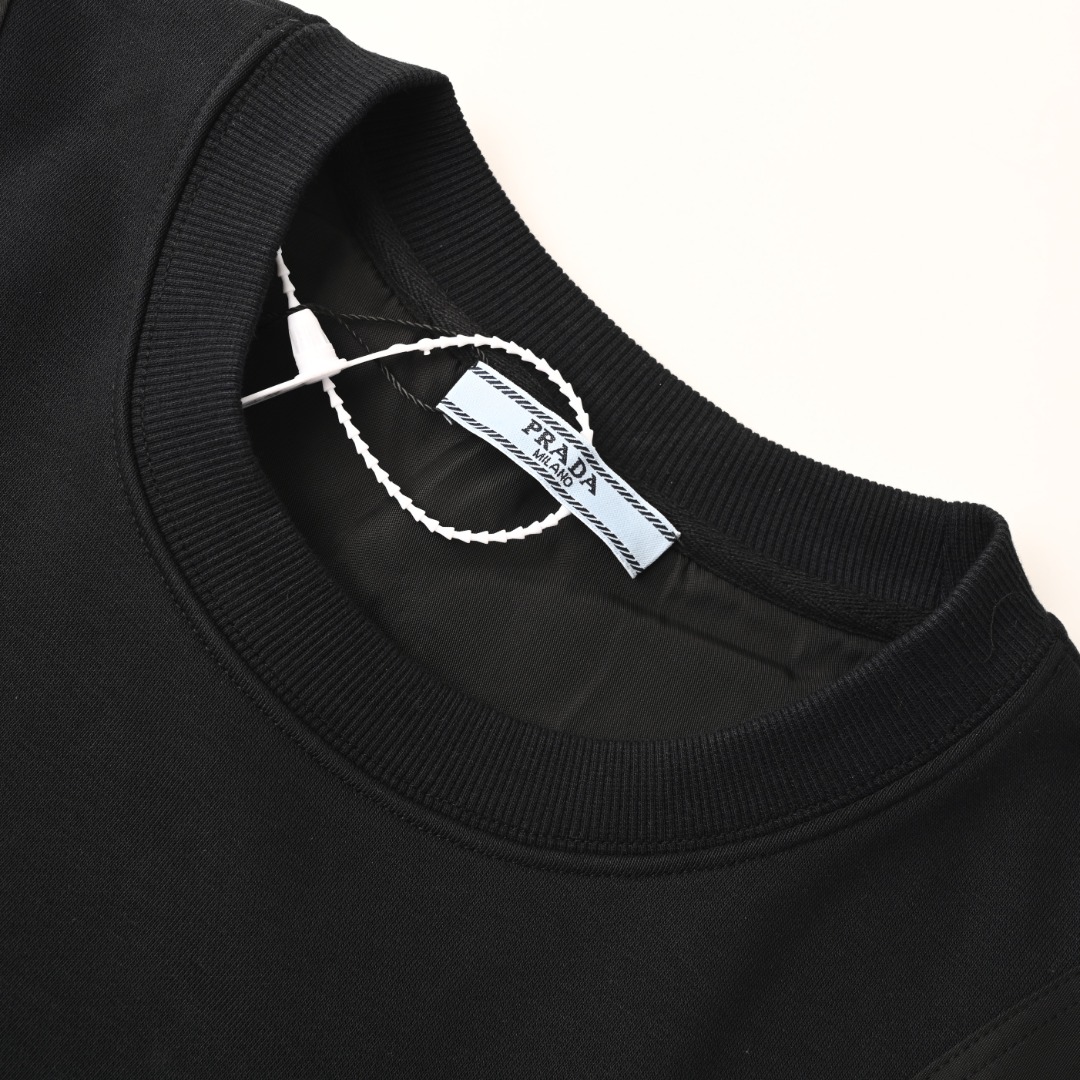 正品级💰350
Prada/普拉达PRD 口袋三角标尼龙拼接圆领卫衣
· 采用480克纯棉双纱鱼鳞毛圈面料  
· 面部无尘烧毛工艺 底部吸毛 环保活性染 
· 肩膀，袖子拼接设计贴布
· 胸口口袋设计
· 定制五金
· 双针车线跨缝工艺
· 原版主唛水洗吊牌防潮纸包装
   颜色：白色/黑色
Size:S-XL
