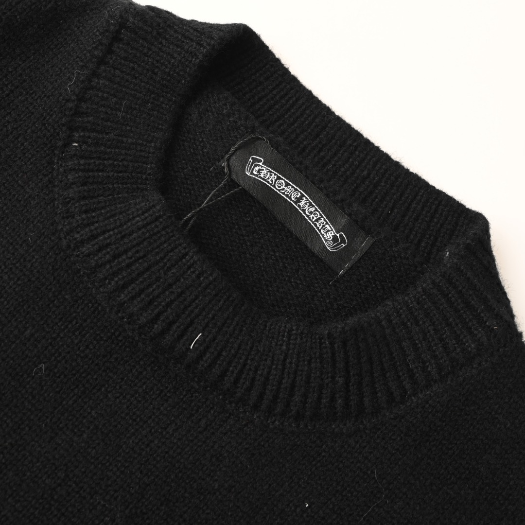 正品级💰390
CHROME HEARTS/克罗心CH 刺绣圆盘梵文十字架破洞针织毛衣

好看到掐人中的款式男女同款搭配黑白色太出片 

实物好看 上身好看 日常穿好看 拍照更出片 
很难不买 给我买它!!! 

相信我 谁也拒绝不了这样一个机长款的克罗心外套 
在老版本的基础上扩大了版型 上身宽松有型 下摆外扩休闲款设计 胖人显瘦到极致 瘦人限高有档次 

万元ZP打版 1:1完美还原 单穿叠穿都好看 男女都可以轻松驾驭 

如果你更在意品质 也要尊重价格 和市面上那种薄的透底一穿起球的垃圾货完全不是一码事 如果说款式让你一眼发亮 那品质才是你更应该关注的点 相比价格我们抓的是品质 我家货拿过的客户懂得都懂

️️️市面上毛衣普遍是苞芯纱材质 我们用的是莫代尔 相比包芯纱的优点很直观： 成本高 价格高 密度高 比较费开发者的钱 让我们少赚了很多 另外就是细腻 上身不渣 抗起球 高档 我们是良心做货人 不用包芯纱 包芯纱除了便宜以外 其他的真的一无是处 缩水起球勾线扎人 他样样精通 

2024年了 谁穿衣服不希望出门有面儿 板板正正？质量决定上身效果 质量差再好的款式也是城乡结合部气质 我们只做长久生意 质量决定人品 拿回去放心穿放心洗 版型品质绝对让你眼前一亮 只做对版高品质 做高货硬货 拒绝垃圾货 拒绝快餐货 良心品质 良心价格 你值得拥有 ！

颜色：黑色 米色 灰色
#所有针织、毛衣织造而成的成衣都不建议机洗、或高温烘干！
Size: S M L