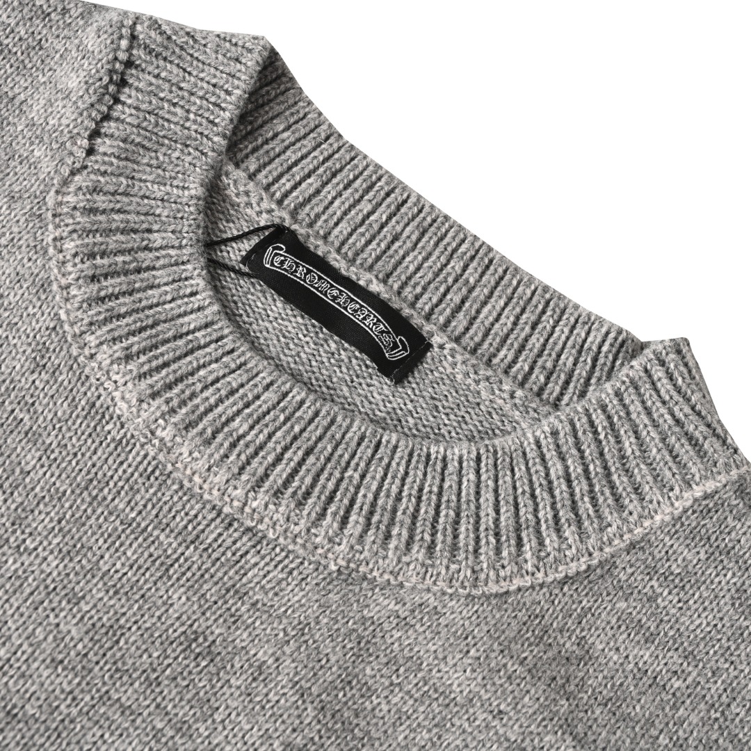 正品级💰390
CHROME HEARTS/克罗心CH 刺绣圆盘梵文十字架破洞针织毛衣

好看到掐人中的款式男女同款搭配黑白色太出片 

实物好看 上身好看 日常穿好看 拍照更出片 
很难不买 给我买它!!! 

相信我 谁也拒绝不了这样一个机长款的克罗心外套 
在老版本的基础上扩大了版型 上身宽松有型 下摆外扩休闲款设计 胖人显瘦到极致 瘦人限高有档次 

万元ZP打版 1:1完美还原 单穿叠穿都好看 男女都可以轻松驾驭 

如果你更在意品质 也要尊重价格 和市面上那种薄的透底一穿起球的垃圾货完全不是一码事 如果说款式让你一眼发亮 那品质才是你更应该关注的点 相比价格我们抓的是品质 我家货拿过的客户懂得都懂

️️️市面上毛衣普遍是苞芯纱材质 我们用的是莫代尔 相比包芯纱的优点很直观： 成本高 价格高 密度高 比较费开发者的钱 让我们少赚了很多 另外就是细腻 上身不渣 抗起球 高档 我们是良心做货人 不用包芯纱 包芯纱除了便宜以外 其他的真的一无是处 缩水起球勾线扎人 他样样精通 

2024年了 谁穿衣服不希望出门有面儿 板板正正？质量决定上身效果 质量差再好的款式也是城乡结合部气质 我们只做长久生意 质量决定人品 拿回去放心穿放心洗 版型品质绝对让你眼前一亮 只做对版高品质 做高货硬货 拒绝垃圾货 拒绝快餐货 良心品质 良心价格 你值得拥有 ！

颜色：黑色 米色 灰色
#所有针织、毛衣织造而成的成衣都不建议机洗、或高温烘干！
Size: S M L