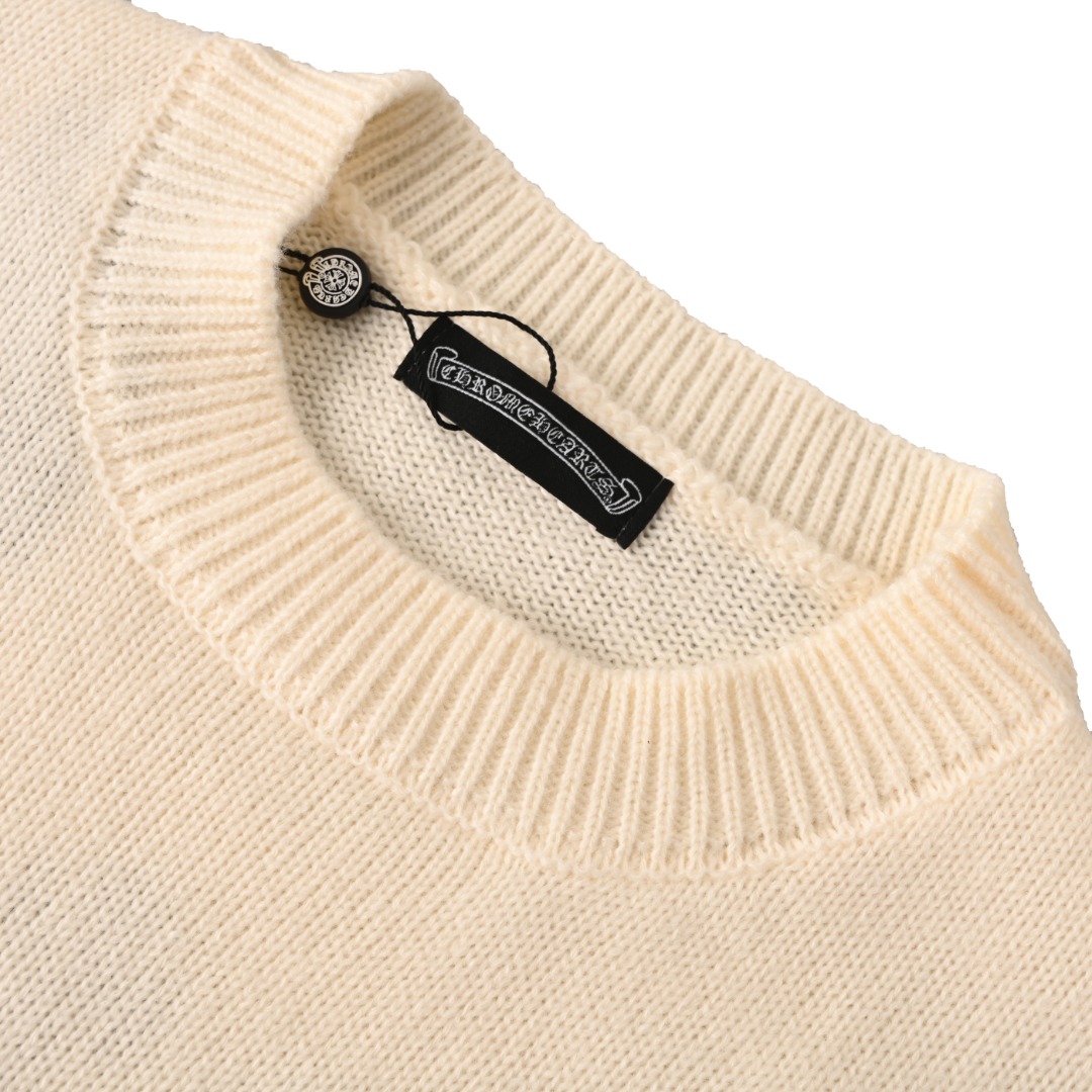 正品级💰390
CHROME HEARTS/克罗心CH 刺绣圆盘梵文十字架破洞针织毛衣

好看到掐人中的款式男女同款搭配黑白色太出片 

实物好看 上身好看 日常穿好看 拍照更出片 
很难不买 给我买它!!! 

相信我 谁也拒绝不了这样一个机长款的克罗心外套 
在老版本的基础上扩大了版型 上身宽松有型 下摆外扩休闲款设计 胖人显瘦到极致 瘦人限高有档次 

万元ZP打版 1:1完美还原 单穿叠穿都好看 男女都可以轻松驾驭 

如果你更在意品质 也要尊重价格 和市面上那种薄的透底一穿起球的垃圾货完全不是一码事 如果说款式让你一眼发亮 那品质才是你更应该关注的点 相比价格我们抓的是品质 我家货拿过的客户懂得都懂

️️️市面上毛衣普遍是苞芯纱材质 我们用的是莫代尔 相比包芯纱的优点很直观： 成本高 价格高 密度高 比较费开发者的钱 让我们少赚了很多 另外就是细腻 上身不渣 抗起球 高档 我们是良心做货人 不用包芯纱 包芯纱除了便宜以外 其他的真的一无是处 缩水起球勾线扎人 他样样精通 

2024年了 谁穿衣服不希望出门有面儿 板板正正？质量决定上身效果 质量差再好的款式也是城乡结合部气质 我们只做长久生意 质量决定人品 拿回去放心穿放心洗 版型品质绝对让你眼前一亮 只做对版高品质 做高货硬货 拒绝垃圾货 拒绝快餐货 良心品质 良心价格 你值得拥有 ！

颜色：黑色 米色 灰色
#所有针织、毛衣织造而成的成衣都不建议机洗、或高温烘干！
Size: S M L