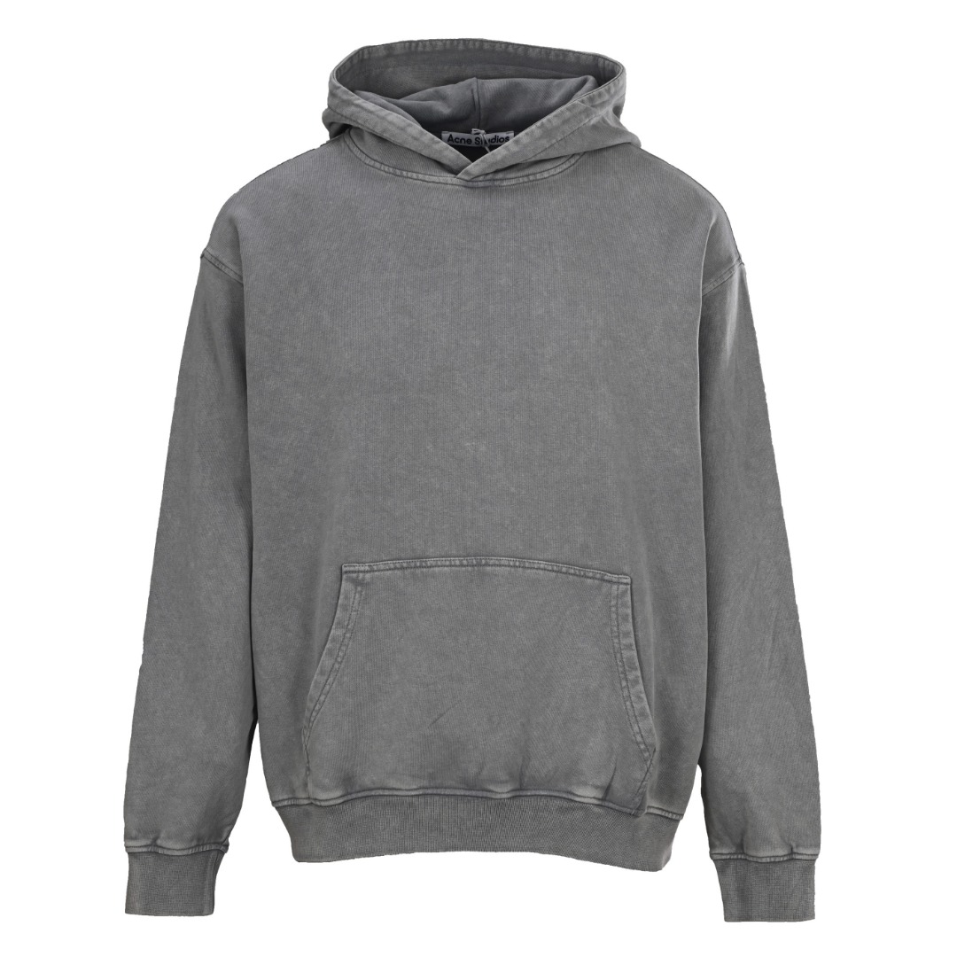 正品级💰390
Acne Studios 1996字母印花做旧长连帽卫衣
Acne新款1996系列选用竹节棉超柔面料,透气性出色,历经水洗工艺,然后把胸前的部分做出脏脏的感觉,与下半部分呈现了渐变的效果,让衣服有自然微透的复古做旧风格,领口、下摆与袖口少许磨破更加契合整体调性,胸口的做旧破裂印花字母标明了品牌与总部位置和成立年份,拥有非常基础却又不单调的设计理念,看似简约又充满潮流时尚的魅力,整体延续了ACNE的中性气息,不分男女的宽松式穿着体验对于身材也十分友好,无论是单穿还是内搭都相当nice。
Size:S-XL