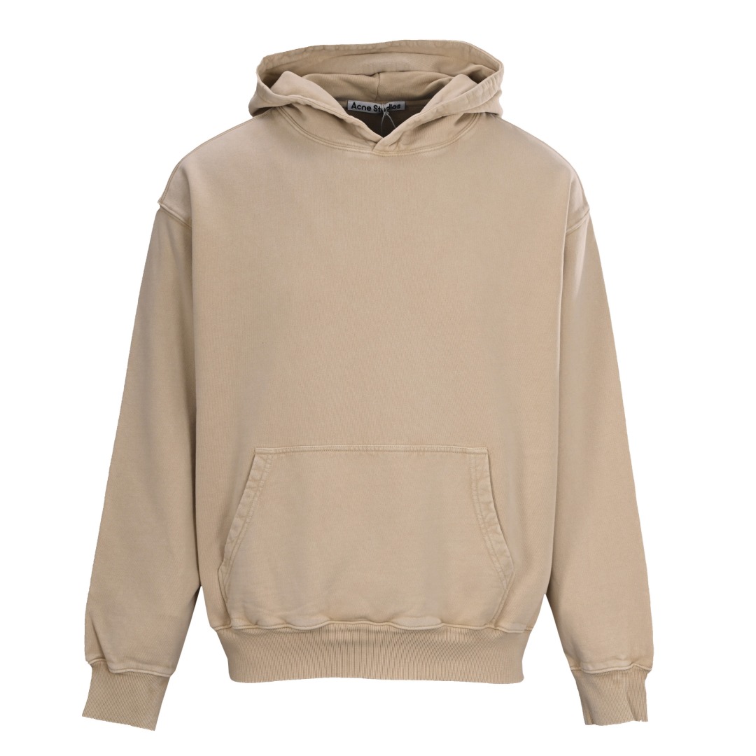 正品级💰390
Acne Studios 1996字母印花做旧长连帽卫衣
Acne新款1996系列选用竹节棉超柔面料,透气性出色,历经水洗工艺,然后把胸前的部分做出脏脏的感觉,与下半部分呈现了渐变的效果,让衣服有自然微透的复古做旧风格,领口、下摆与袖口少许磨破更加契合整体调性,胸口的做旧破裂印花字母标明了品牌与总部位置和成立年份,拥有非常基础却又不单调的设计理念,看似简约又充满潮流时尚的魅力,整体延续了ACNE的中性气息,不分男女的宽松式穿着体验对于身材也十分友好,无论是单穿还是内搭都相当nice。
Size:S-XL