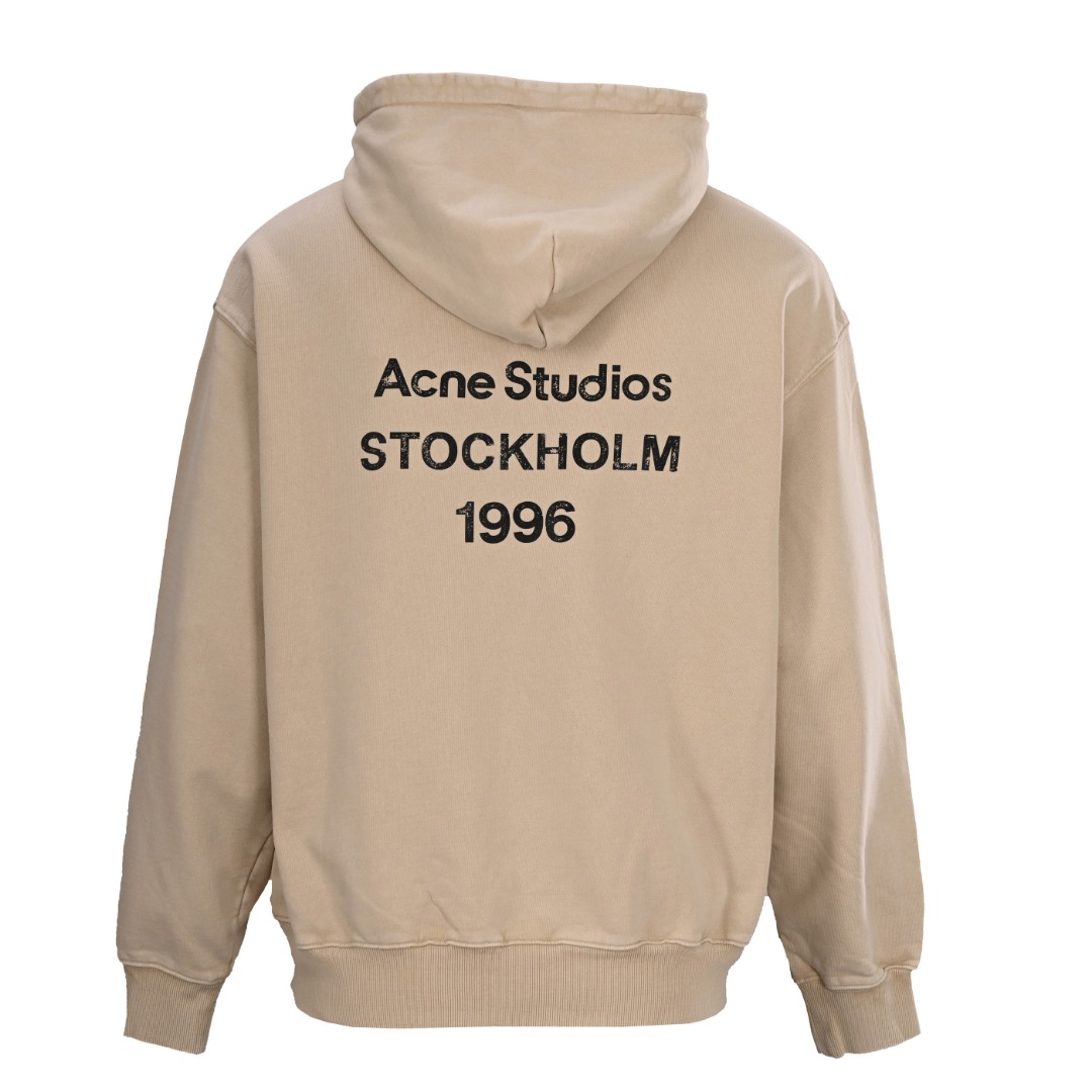 正品级💰390
Acne Studios 1996字母印花做旧长连帽卫衣
Acne新款1996系列选用竹节棉超柔面料,透气性出色,历经水洗工艺,然后把胸前的部分做出脏脏的感觉,与下半部分呈现了渐变的效果,让衣服有自然微透的复古做旧风格,领口、下摆与袖口少许磨破更加契合整体调性,胸口的做旧破裂印花字母标明了品牌与总部位置和成立年份,拥有非常基础却又不单调的设计理念,看似简约又充满潮流时尚的魅力,整体延续了ACNE的中性气息,不分男女的宽松式穿着体验对于身材也十分友好,无论是单穿还是内搭都相当nice。
Size:S-XL