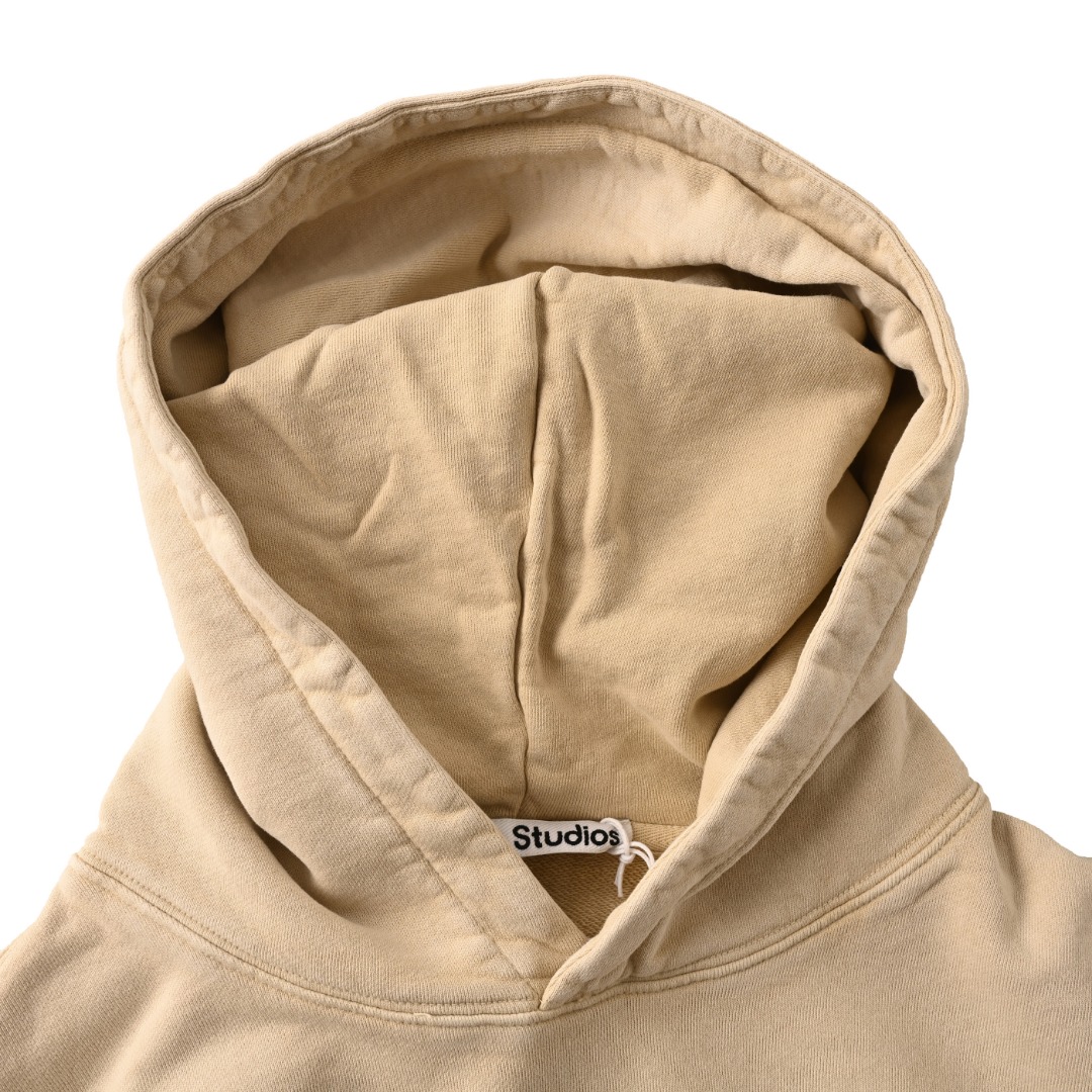 正品级💰390
Acne Studios 1996字母印花做旧长连帽卫衣
Acne新款1996系列选用竹节棉超柔面料,透气性出色,历经水洗工艺,然后把胸前的部分做出脏脏的感觉,与下半部分呈现了渐变的效果,让衣服有自然微透的复古做旧风格,领口、下摆与袖口少许磨破更加契合整体调性,胸口的做旧破裂印花字母标明了品牌与总部位置和成立年份,拥有非常基础却又不单调的设计理念,看似简约又充满潮流时尚的魅力,整体延续了ACNE的中性气息,不分男女的宽松式穿着体验对于身材也十分友好,无论是单穿还是内搭都相当nice。
Size:S-XL