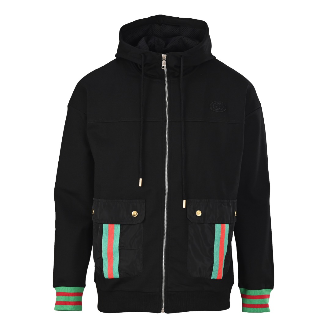 正品级 GUCCI古驰GUC 25Fw 口袋竖条织带拉链工装连帽套装外套 面料采用32s双股精梳棉大卫衣布,8s底纱小波浪纹底,面料克重460g, 配套21s双纱横机织造罗纹,里布采用锦纶材质68D洞布, 前幅平车拼百灵达绣花机刺绣,手工修边小logo章仔, 下摆开袋采用75D锦纶材质塔夫绸面料,连帽配以调节抽绳,拉链门襟, 立体刺绣双G标识,侧边带盖工装贴袋,饰以经典织带,宽松剪裁,时尚百搭. 面上拼全棉撞色织带,袋盖内里车全棉人字纹织带加固四合扣, 四合扣开模订制logo面扣,喷手感亮面漆, 袖口领口罗纹采用21s双股棉纱对版订染红绿双色纱线,横版机按照实样尺寸织扁机领罗纹, 门襟长方形拉头带品牌logo,塑就一系列充满复古风情的运动风单品. 带着一丝怀旧意蕴的图案低调呈现于这款针织彰显精致格调. 搭配同款长裤更佳!
