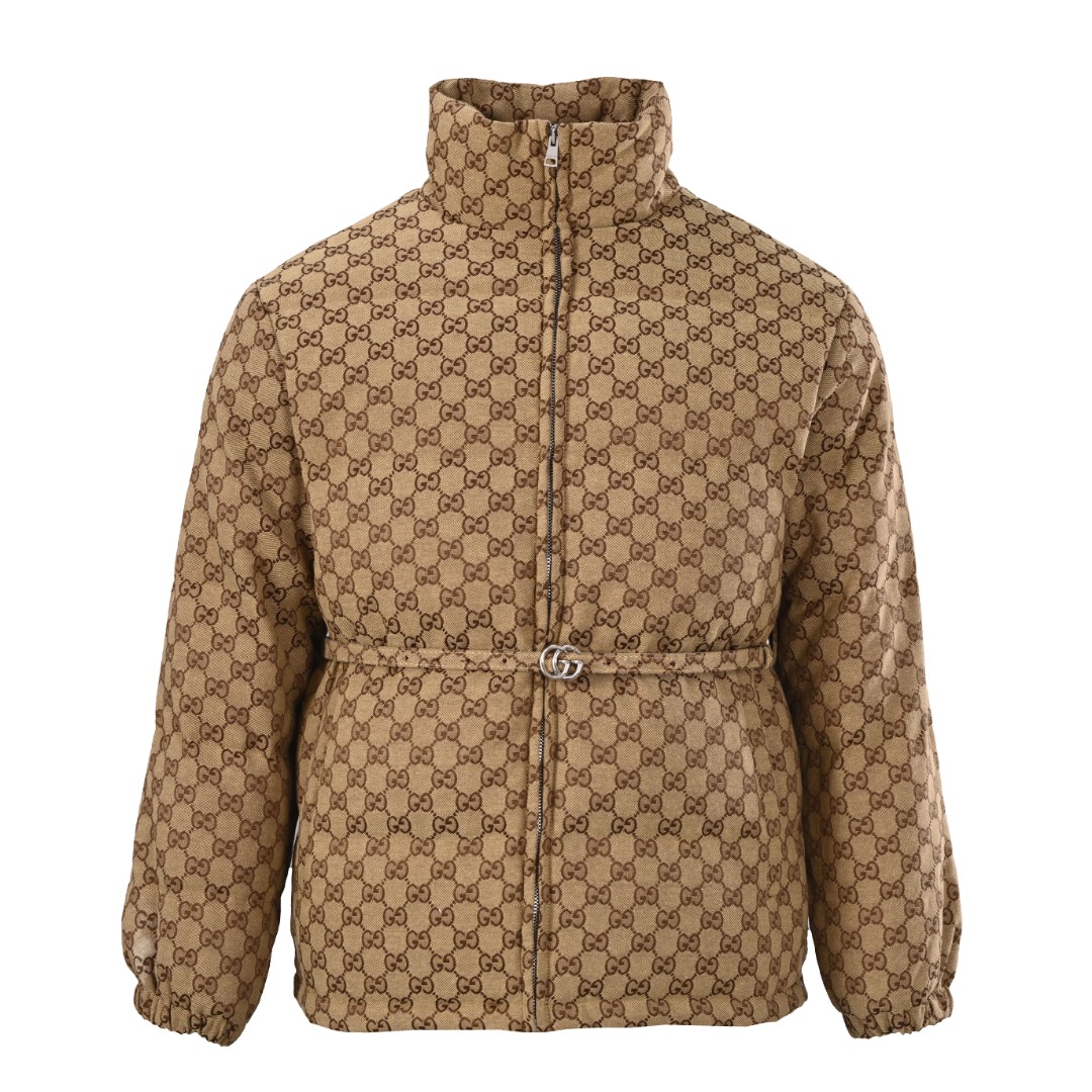 高版本 GUCCI古驰GUC 经典满印羽绒服 标志性的双G图案印花,简约又不失辨识度,低调奢华感拉满.经典的配色 90白鸭绒 拉链顺滑无阻,袖口和下摆的收口设计,有效阻挡冷空气钻进去