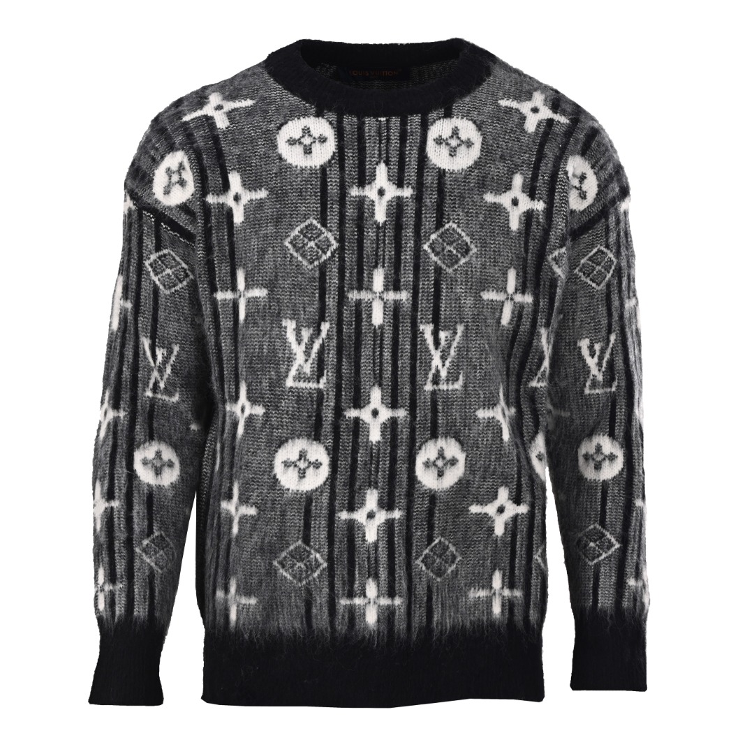 正品级 LOUIS VUITTON/路易威登LV 全幅老花提花混纺马海毛圆领毛衣 白色老花字母冬天没有一件LV是不完整滴气感满满,LV即高级又慵懒,咋穿咋好看! 老花满天星提花logo羊毛贵气感满满这件妥妥属于高段位穿搭了 高级又慵懒全身老花提花logo好看的不要不要的, 羊毛混纺面料嘎嘎厚实,很有分量一整件落肩袖版型 男女同款 显瘦的实力更上一层楼自带酷酷的造型感~咋穿都高级 #所有针织、毛衣织造而成的成衣都不建议机洗、或高温烘干!