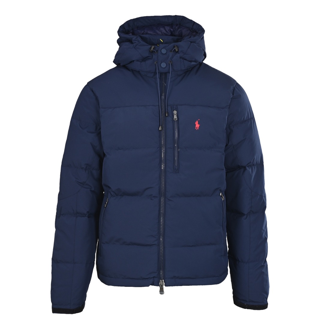 正品级 RALPH LAUREN/拉夫劳伦RL YU09小马标刺绣连帽羽绒服 面料采用高密度粗格植纤维面料 具有较好的防风性能 加之贴膜工艺处理 进一步提升了面料的防泼水功能 能在小雪或小雨天气中也能保持内部干爽 里布采用的锦尼丝精密材质和400T针孔回缩胆布 共同致力于有效防止钻绒 并提升穿着舒适度 内里填充50白鸭绒并采用立体的绗缝设计 S码填充320G M码填充340G L码填充360G XL码填充380G 采用9号进口机针进行精密作业 旨在确保针脚均匀细密 减少对面料的损伤 并使羽绒服接缝处更加牢固 缝线全部采用波司登同供应链级别的进口回弹线 增强缝线的韧性和弹性 在服装受到拉伸时更好地保持线迹完整性 从而提升羽绒服的耐用性 五金配件 如拉链、扣件全部定制 可调节魔术贴设计袖口增强防风效果 款式兼具功能性与时尚感 适合多种场合穿着
