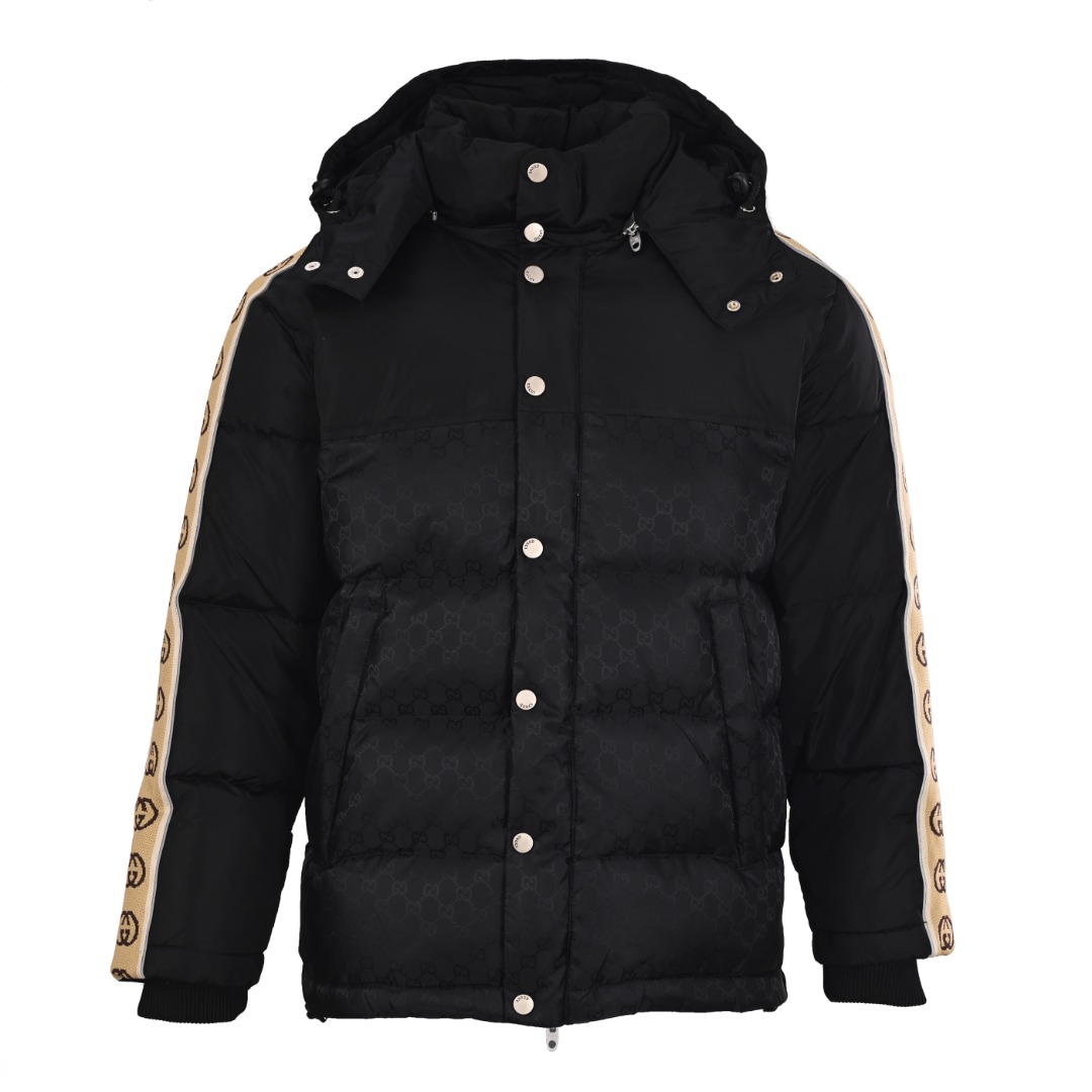 正品级 Gucci/古驰GUC 双G提花反光织带连帽羽绒服 主体采用双G提花尼龙面料,表面带有低调的暗纹老花图案,质感细腻且防风防水; 袖子侧边是标志性织带设计(图中为米色+双G标识),部分款式带有反光效果,夜晚/灯光下会呈现金属光泽; 填充为90%白鸭绒,蓬松度高且保暖性强,充绒量约200克(兼顾保暖与轻便). 连帽+按扣开合:连帽可调节,按扣设计兼具实用性与复古感; 拼接剪裁:衣身采用纯色与提花面料拼接,视觉层次丰富; 细节装饰:金属按扣、螺纹袖口、抽绳下摆等,提升整体质感.