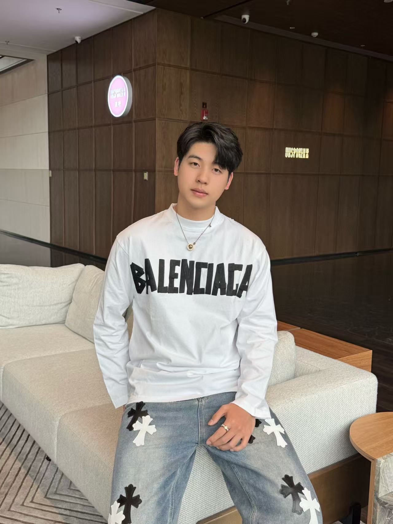 BALENCIAGA巴黎世家BLCG 美纹纸胶带字母洗水磨破长袖T恤  上身效果#