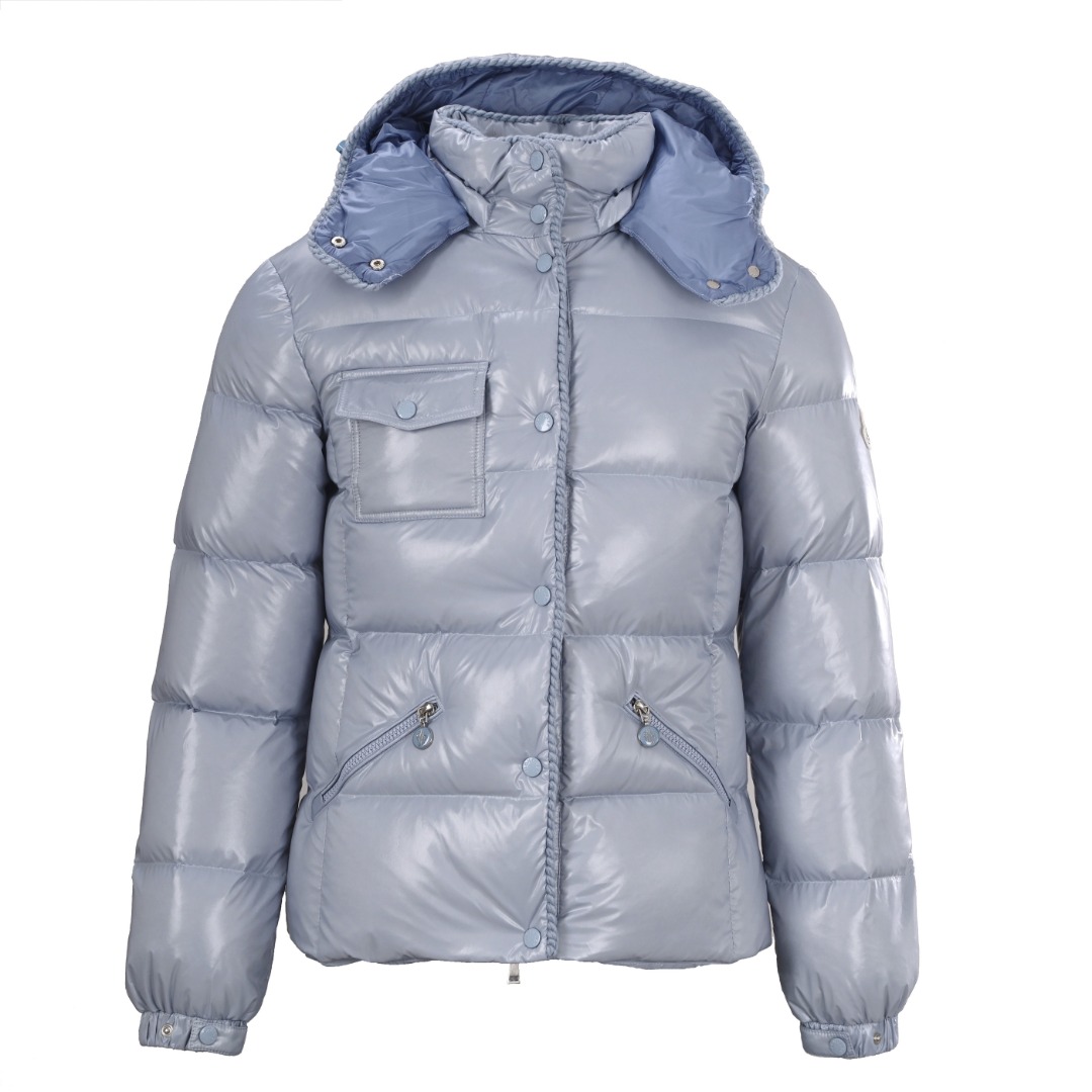 正品级
MONCLER蒙口MC 编织饰边连帽短款舒适羽绒服女款
巨显瘦收腰款羽绒服 采用尼龙油蜡皮微皱工艺 使整件衣服效果彰显高级感的同时又洋气好打理  细节五金更是新款开模同色简约 上身素雅 干净 显瘦 减龄 时尚 不臃肿且保暖
Size：0 1 2 3