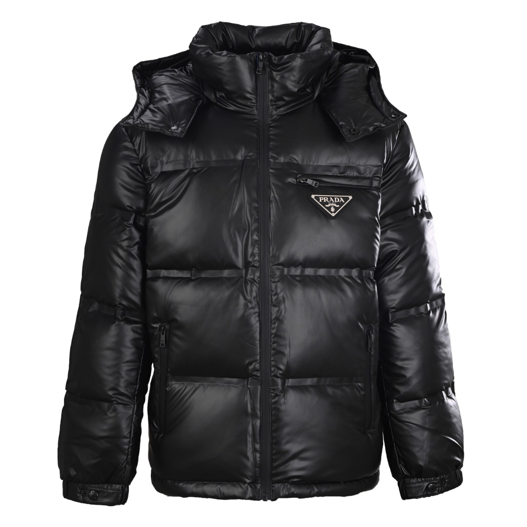 正品级 Prada/普拉达PRD 经典三角标帽子可拆卸羽绒服 此款廓形丰满的羽绒外套采用Linea rossa独特的双层轻质粘合尼龙面料打造，搭配连帽衣领、直裁衣袖和正面拉链拉合，与横向绗缝，元素和下摆弹力束绳共同塑造鲜明廓形，轻质粘合尼龙科技面料具有防风、耐磨、防水和透气等，高科技性能,是一款多功能科技面料，衬里采用精细密实的可再生微纤维面料打造,触感轻盈，柔软，鹅绒和 Graphene加衬有助于调节体温，别具功能性，鸭绒材质赋予加衬填料更加轻盈的特色，提升服装的保温性能 Size: 48-56