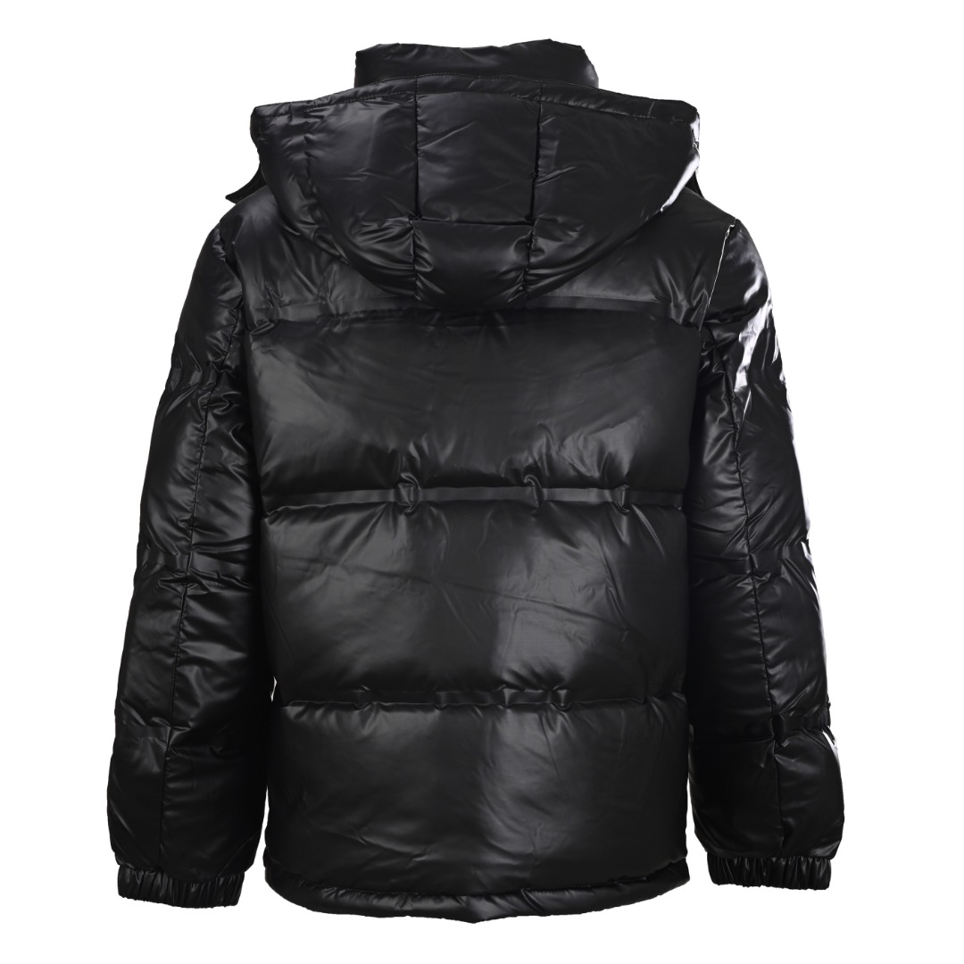 正品级 Prada/普拉达PRD 经典三角标帽子可拆卸羽绒服 此款廓形丰满的羽绒外套采用Linea rossa独特的双层轻质粘合尼龙面料打造，搭配连帽衣领、直裁衣袖和正面拉链拉合，与横向绗缝，元素和下摆弹力束绳共同塑造鲜明廓形，轻质粘合尼龙科技面料具有防风、耐磨、防水和透气等，高科技性能,是一款多功能科技面料，衬里采用精细密实的可再生微纤维面料打造,触感轻盈，柔软，鹅绒和 Graphene加衬有助于调节体温，别具功能性，鸭绒材质赋予加衬填料更加轻盈的特色，提升服装的保温性能 Size: 48-56