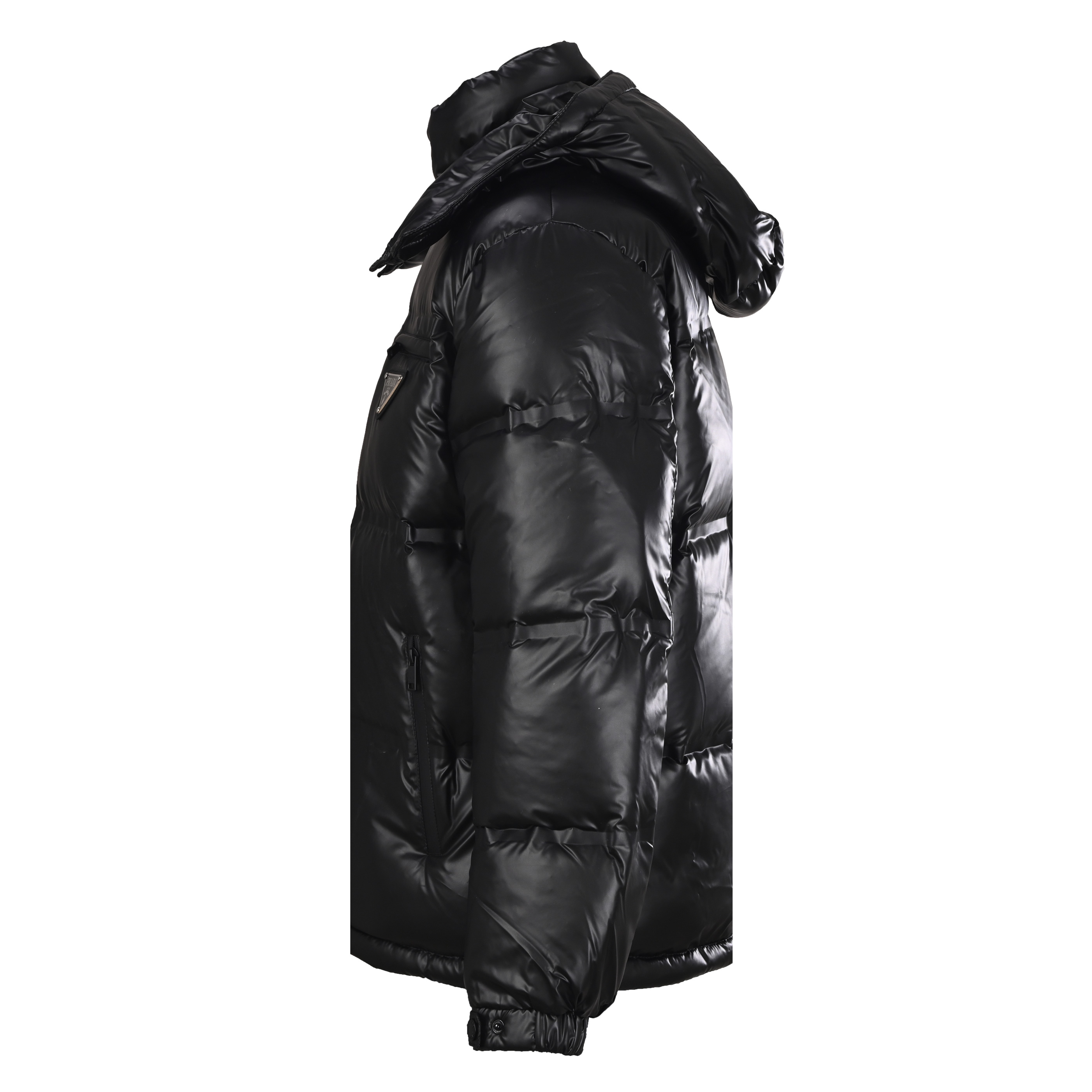 正品级 Prada/普拉达PRD 经典三角标帽子可拆卸羽绒服 此款廓形丰满的羽绒外套采用Linea rossa独特的双层轻质粘合尼龙面料打造，搭配连帽衣领、直裁衣袖和正面拉链拉合，与横向绗缝，元素和下摆弹力束绳共同塑造鲜明廓形，轻质粘合尼龙科技面料具有防风、耐磨、防水和透气等，高科技性能,是一款多功能科技面料，衬里采用精细密实的可再生微纤维面料打造,触感轻盈，柔软，鹅绒和 Graphene加衬有助于调节体温，别具功能性，鸭绒材质赋予加衬填料更加轻盈的特色，提升服装的保温性能 Size: 48-56