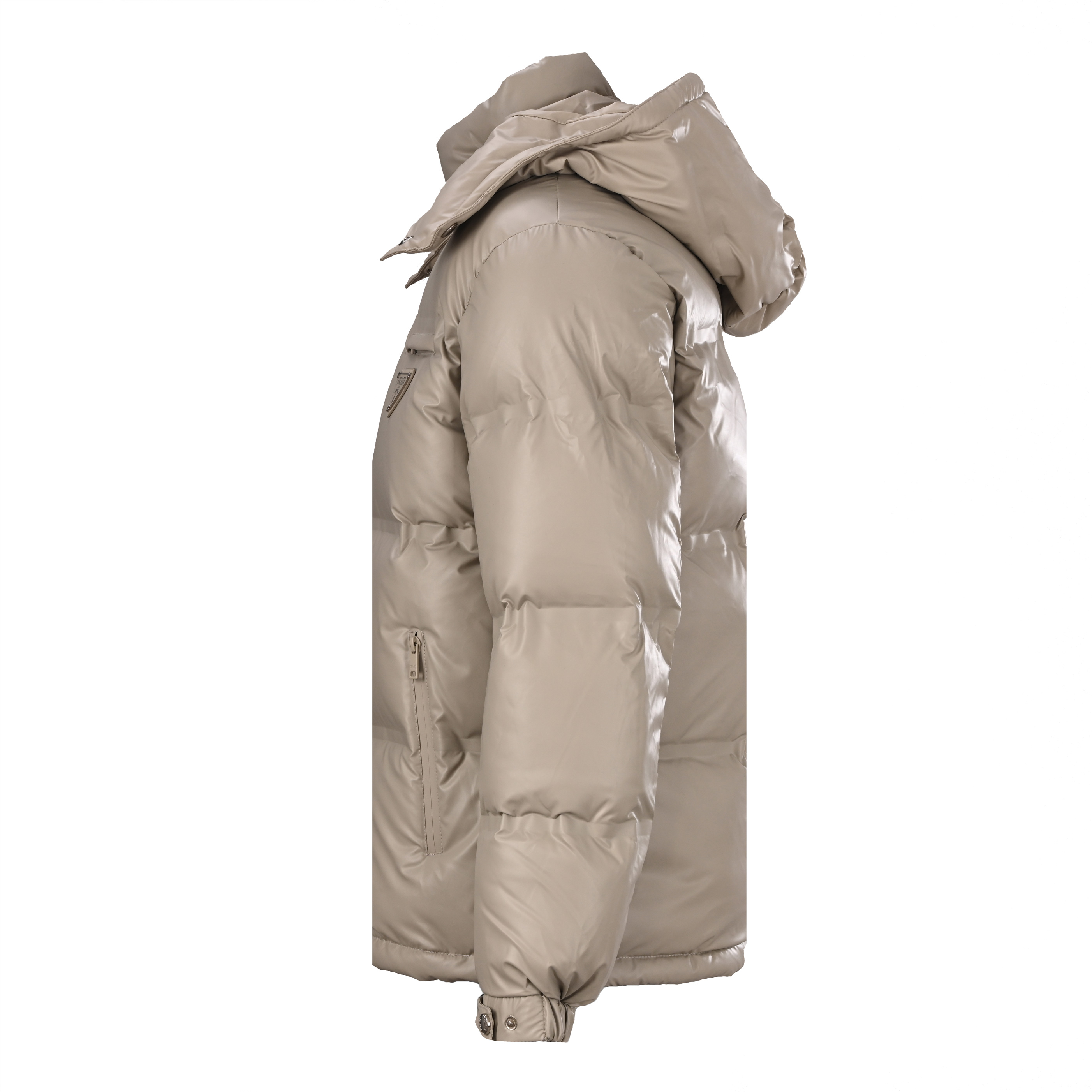 正品级 Prada/普拉达PRD 经典三角标帽子可拆卸羽绒服 此款廓形丰满的羽绒外套采用Linea rossa独特的双层轻质粘合尼龙面料打造，搭配连帽衣领、直裁衣袖和正面拉链拉合，与横向绗缝，元素和下摆弹力束绳共同塑造鲜明廓形，轻质粘合尼龙科技面料具有防风、耐磨、防水和透气等，高科技性能,是一款多功能科技面料，衬里采用精细密实的可再生微纤维面料打造,触感轻盈，柔软，鹅绒和 Graphene加衬有助于调节体温，别具功能性，鸭绒材质赋予加衬填料更加轻盈的特色，提升服装的保温性能 Size: 48-56