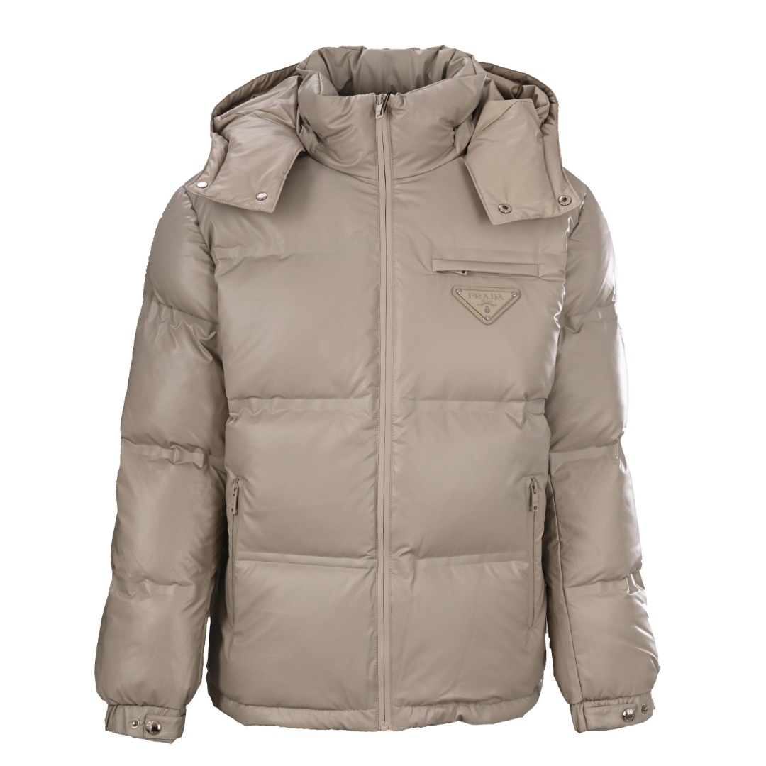 正品级 Prada/普拉达PRD 经典三角标帽子可拆卸羽绒服 此款廓形丰满的羽绒外套采用Linea rossa独特的双层轻质粘合尼龙面料打造，搭配连帽衣领、直裁衣袖和正面拉链拉合，与横向绗缝，元素和下摆弹力束绳共同塑造鲜明廓形，轻质粘合尼龙科技面料具有防风、耐磨、防水和透气等，高科技性能,是一款多功能科技面料，衬里采用精细密实的可再生微纤维面料打造,触感轻盈，柔软，鹅绒和 Graphene加衬有助于调节体温，别具功能性，鸭绒材质赋予加衬填料更加轻盈的特色，提升服装的保温性能 Size: 48-56
