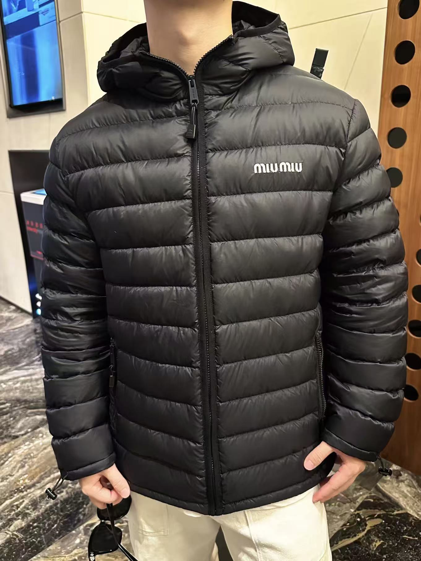 MIU MIU缪缪MM 字母刺绣连帽羽绒服 上身效果#