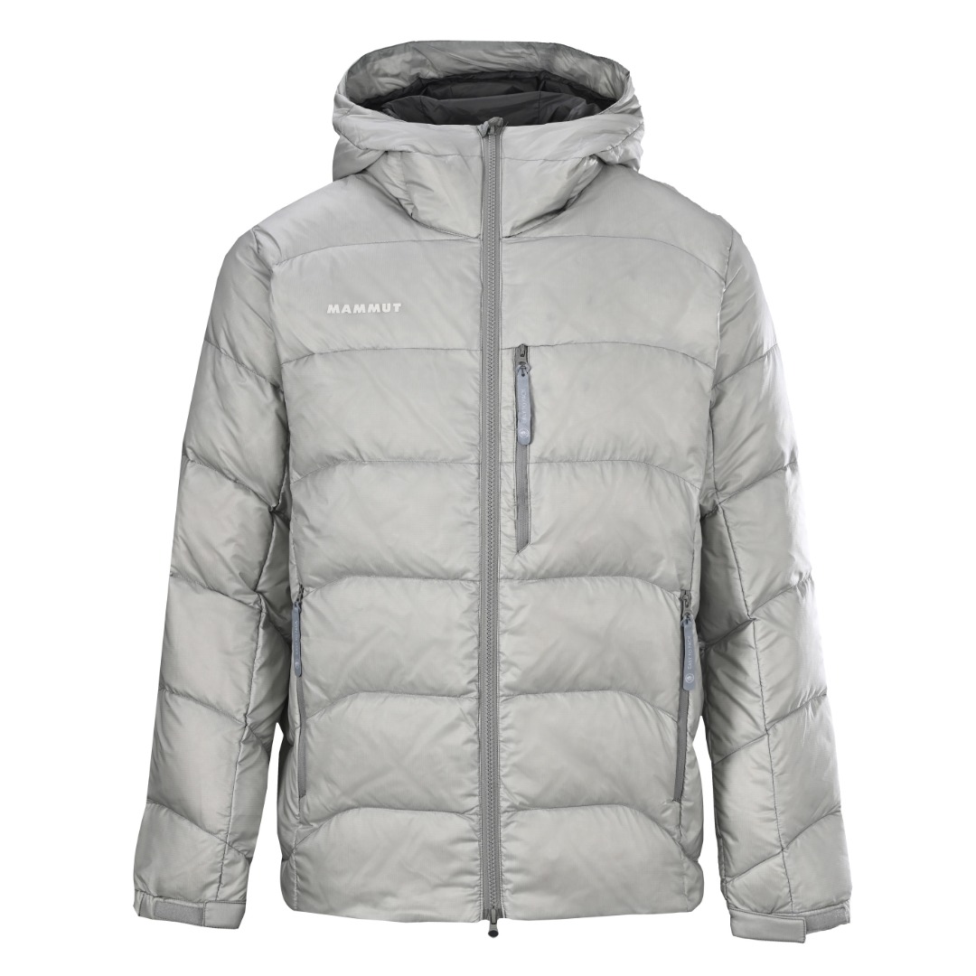 正品级 MAMMUT/猛犸象 GRAVITY象标连帽羽绒服 当冬日寒风凛冽 一件既能应对严寒又不显臃肿的羽绒服成为众多户外爱好者和都市通勤者的追求 GRAVITY亚洲版结合精工技术与亚洲人身形特点 在保暖性、便携性与美观度之间取得了出色平衡 内里填充80白鸭绒 形成高效保温层 隔绝寒冷 采用先进缝合工艺 确保羽绒分布均