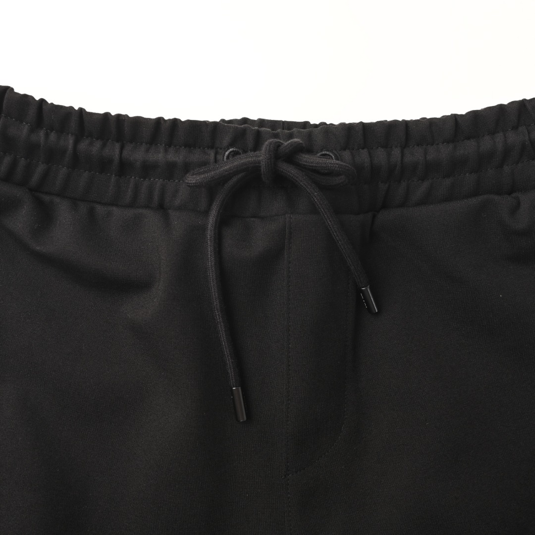 正品级💰370 Prada/普拉达PRD 口袋三角标休闲长裤 高端品质之选……一款松紧腰抽绳休闲卫裤兼备的百搭裤装，也是男士衣橱里不可缺少的搭配神器，属于实穿型的经典款式！整条休闲裤的设计风格简洁时尚，非常符合低奢的风格设定，亲肤值优越，穿着方便，细节感十足！经典P家三角logo标识设计！此款裤装采用优质棉面料打造而成，面料舒服，手感柔软细腻，有着很好的垂直感，表面亮泽清晰的纹理，看上去非常有质感，细品高级韵味十足。一流精湛的直筒版型裁剪，走线细致平顺工整，休闲随意怎么搭配都好看的裤装，喜欢的赶紧入手吧，好货可不等人 Size:S-XL