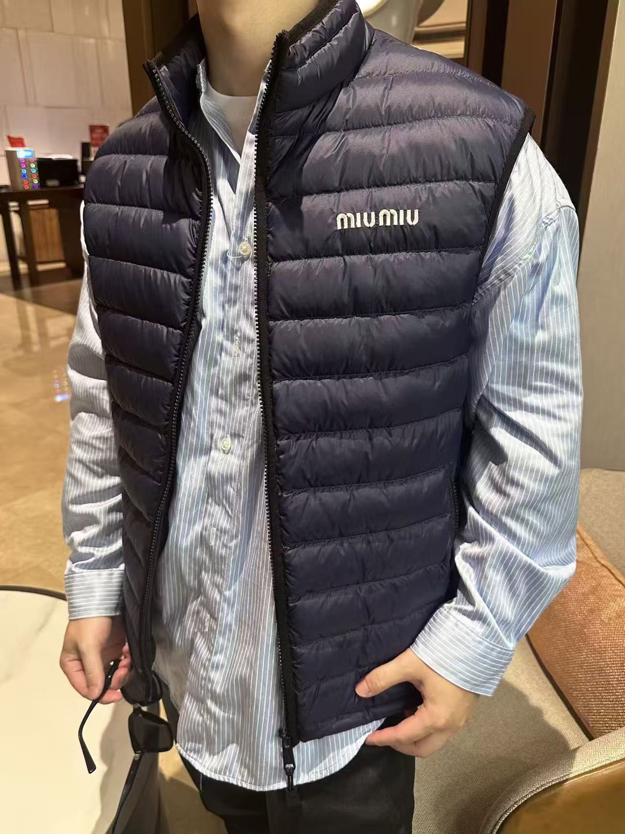 MIU MIU缪缪MM 字母绣排骨羽绒马甲 上身效果#