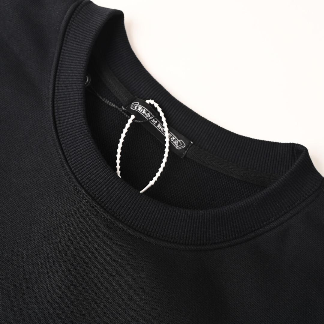 正品级💰350
CHROME HEARTS克罗心CH 皮标十字架圆领卫衣
· 采用480克纯棉双纱鱼鳞毛圈面料  
· 面部无尘烧毛工艺 底部吸毛 环保活性染 
· 进口田岛机器刺绣贴布皮革十字架
· 进口田岛机器刺绣logo字母
· 手缝五金克罗心
· 双针车线跨缝工艺
· 原版主唛水洗吊牌防潮纸包装
   颜色：白色/黑色
Size: S-XL