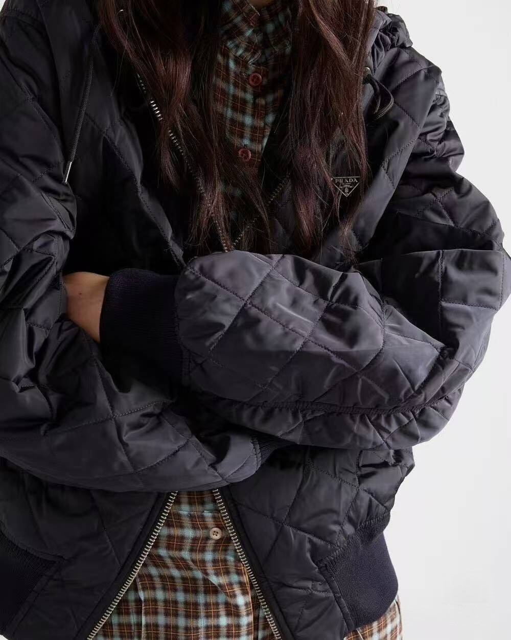 PRADA普拉达PRD 菱格轻薄连帽棉服 上身效果#
