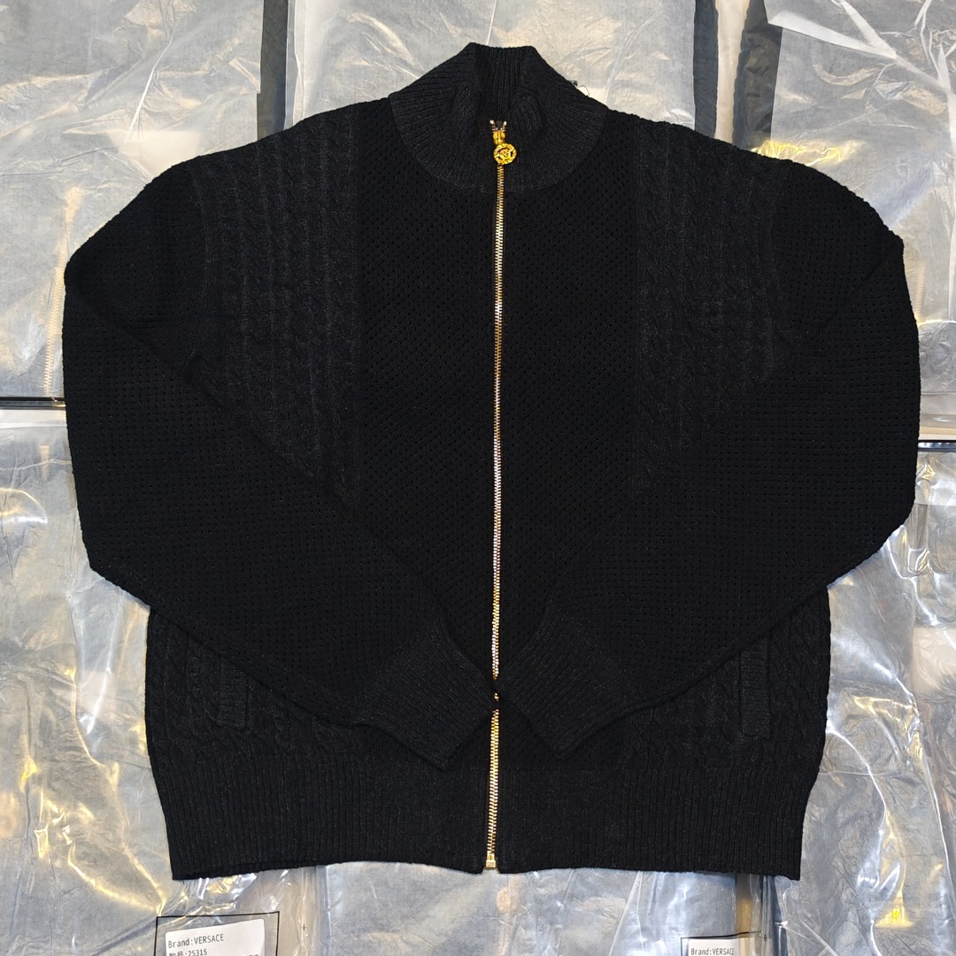Chaqueta de punto VERSACE con cremallera y cuello alto, jacquard con imagen trasera, foto real de producción en masa
