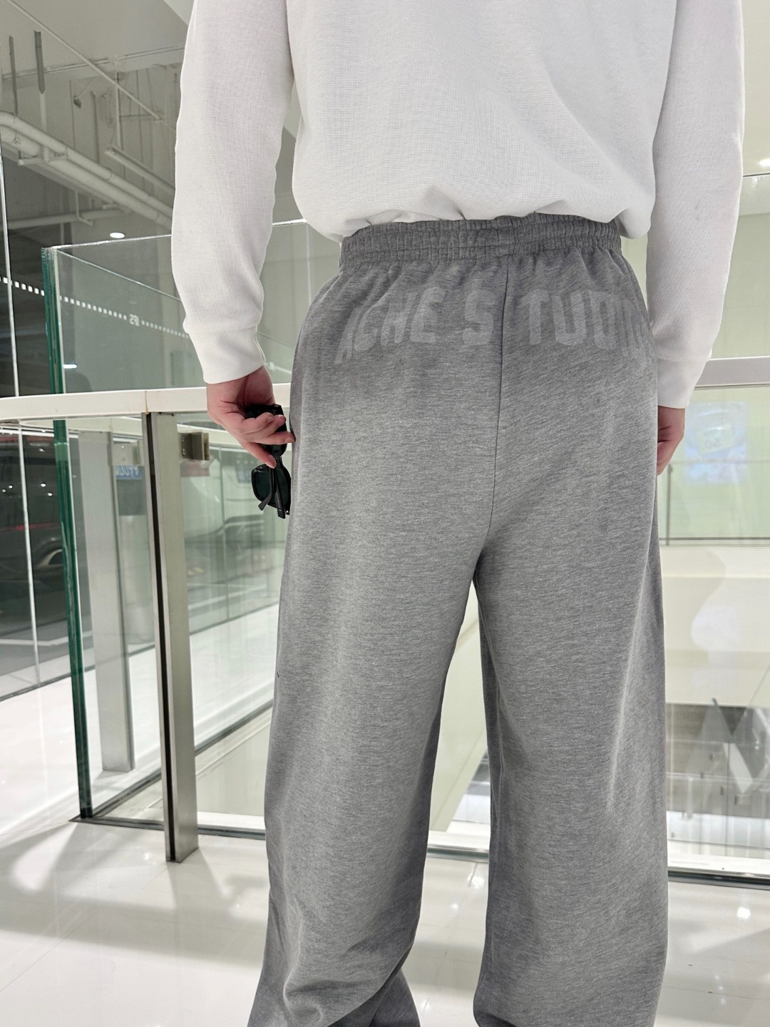 ACNE STUDIOS 模糊印花徽标长裤 上身效果#