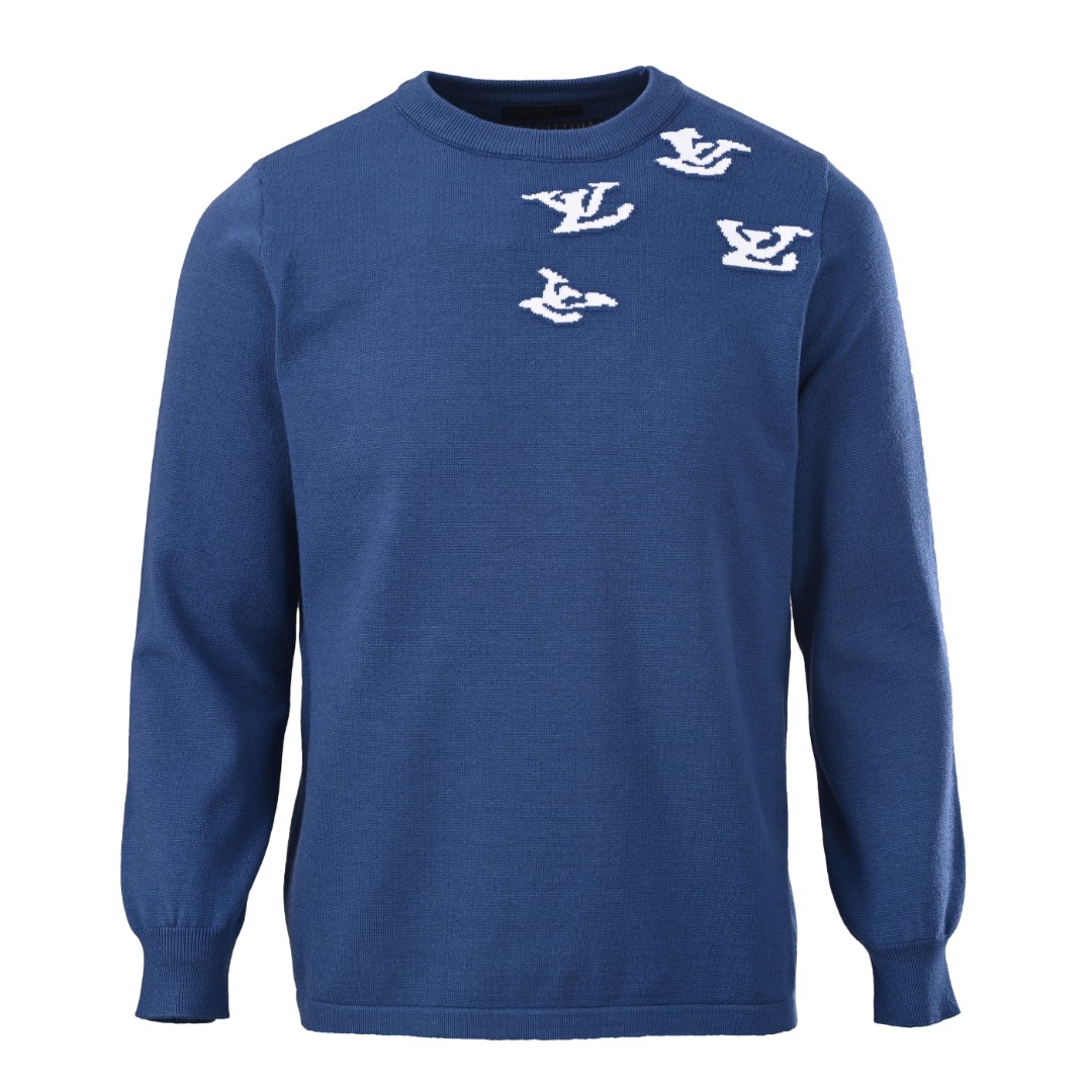 正品级💰370
LOUIS VUITTON/路易威登LV 云朵爵士小号剪影提花圆领毛衣
本款圆领毛衣迸发音乐主题的即兴色彩，纹于背后描绘乐手演奏小号的剪影，
标识仿佛零星散落的音符点缀左肩和正面。
类似于和平鸽的Lv字母印花图案也非常新颖十足
原版9400欧洲直邮，到手画图一个星期，
一针一针复原，前后左右都是不一样的排版，
电脑程序非常复杂，机器织造只有16针32把纱嘴的嵌花机才能做
（懂行的人知道进口斯托尔或者岛精机），
一件织造时间要300分钟，而且要一定规模的大厂才能这么多嵌花机。
纱线用的是国内顶级毛纱供应商的60支超柔精梳棉，
经过水洗蒸上定型，舒适度达到最佳。有条件的可以去专柜对比，还原度99以上。
#所有针织、毛衣织造而成的成衣都不建议机洗、或高温烘干！
Size: S-XL