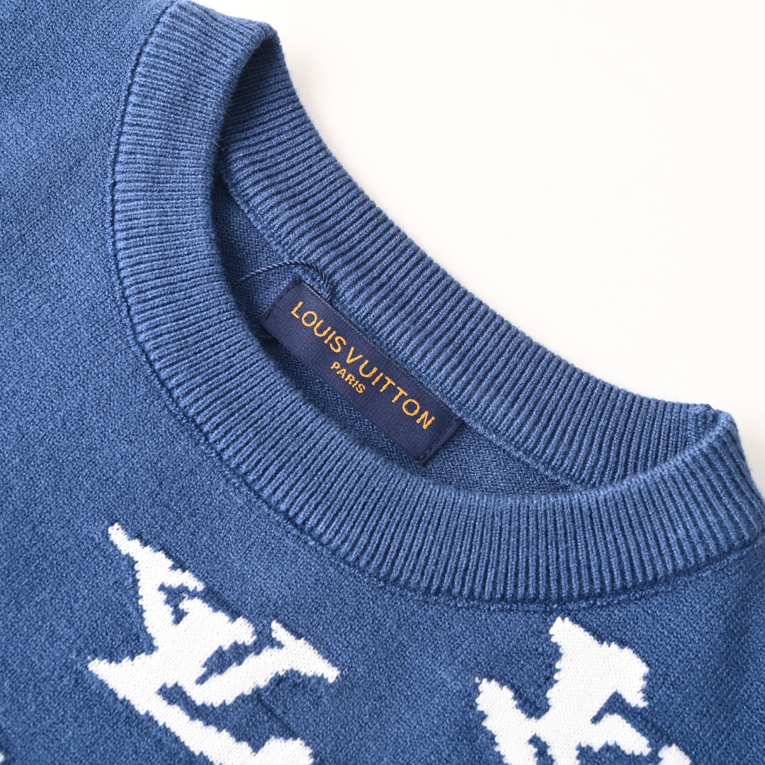 正品级💰370
LOUIS VUITTON/路易威登LV 云朵爵士小号剪影提花圆领毛衣
本款圆领毛衣迸发音乐主题的即兴色彩，纹于背后描绘乐手演奏小号的剪影，
标识仿佛零星散落的音符点缀左肩和正面。
类似于和平鸽的Lv字母印花图案也非常新颖十足
原版9400欧洲直邮，到手画图一个星期，
一针一针复原，前后左右都是不一样的排版，
电脑程序非常复杂，机器织造只有16针32把纱嘴的嵌花机才能做
（懂行的人知道进口斯托尔或者岛精机），
一件织造时间要300分钟，而且要一定规模的大厂才能这么多嵌花机。
纱线用的是国内顶级毛纱供应商的60支超柔精梳棉，
经过水洗蒸上定型，舒适度达到最佳。有条件的可以去专柜对比，还原度99以上。
#所有针织、毛衣织造而成的成衣都不建议机洗、或高温烘干！
Size: S-XL