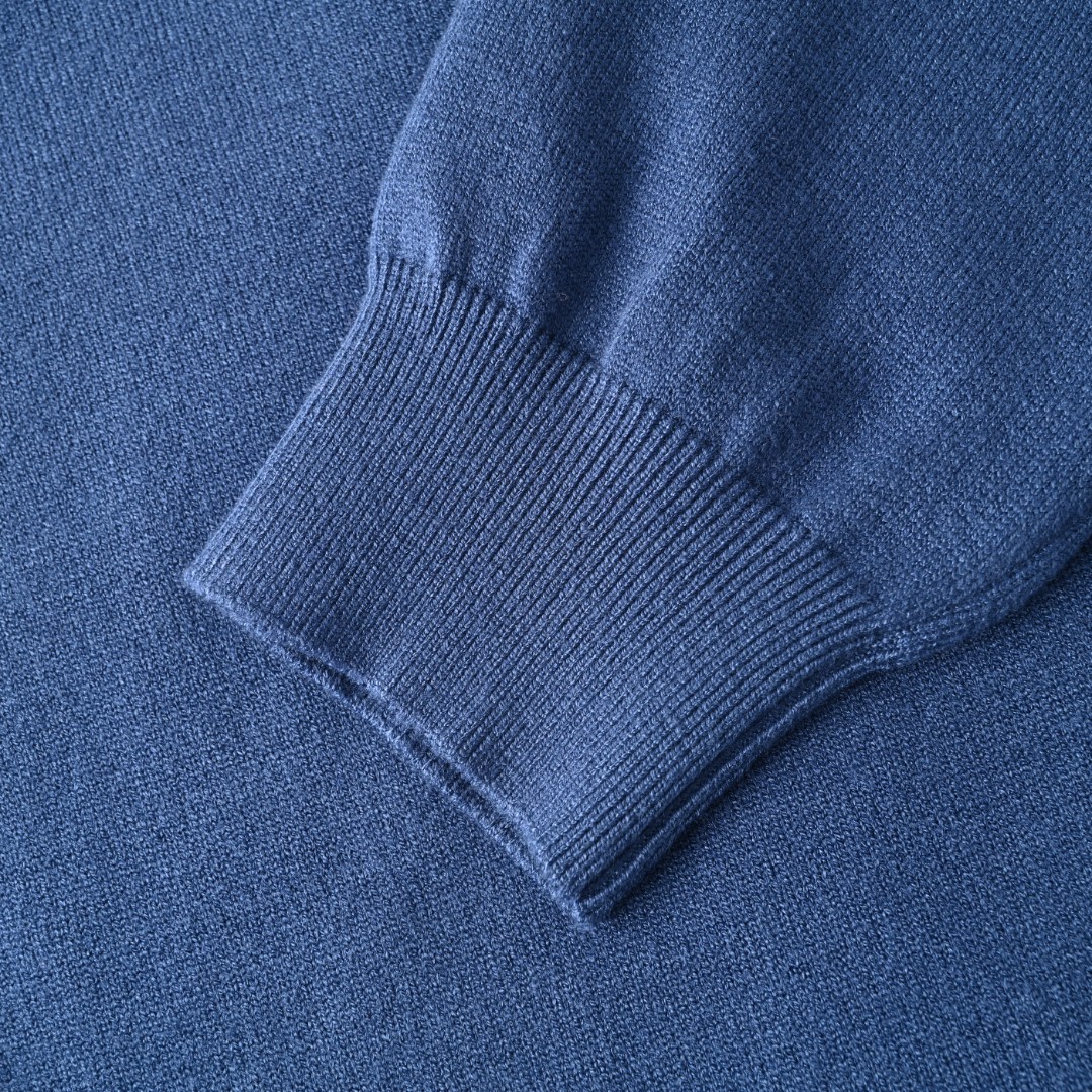 正品级💰370
LOUIS VUITTON/路易威登LV 云朵爵士小号剪影提花圆领毛衣
本款圆领毛衣迸发音乐主题的即兴色彩，纹于背后描绘乐手演奏小号的剪影，
标识仿佛零星散落的音符点缀左肩和正面。
类似于和平鸽的Lv字母印花图案也非常新颖十足
原版9400欧洲直邮，到手画图一个星期，
一针一针复原，前后左右都是不一样的排版，
电脑程序非常复杂，机器织造只有16针32把纱嘴的嵌花机才能做
（懂行的人知道进口斯托尔或者岛精机），
一件织造时间要300分钟，而且要一定规模的大厂才能这么多嵌花机。
纱线用的是国内顶级毛纱供应商的60支超柔精梳棉，
经过水洗蒸上定型，舒适度达到最佳。有条件的可以去专柜对比，还原度99以上。
#所有针织、毛衣织造而成的成衣都不建议机洗、或高温烘干！
Size: S-XL