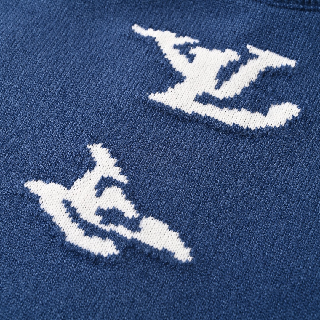 正品级💰370
LOUIS VUITTON/路易威登LV 云朵爵士小号剪影提花圆领毛衣
本款圆领毛衣迸发音乐主题的即兴色彩，纹于背后描绘乐手演奏小号的剪影，
标识仿佛零星散落的音符点缀左肩和正面。
类似于和平鸽的Lv字母印花图案也非常新颖十足
原版9400欧洲直邮，到手画图一个星期，
一针一针复原，前后左右都是不一样的排版，
电脑程序非常复杂，机器织造只有16针32把纱嘴的嵌花机才能做
（懂行的人知道进口斯托尔或者岛精机），
一件织造时间要300分钟，而且要一定规模的大厂才能这么多嵌花机。
纱线用的是国内顶级毛纱供应商的60支超柔精梳棉，
经过水洗蒸上定型，舒适度达到最佳。有条件的可以去专柜对比，还原度99以上。
#所有针织、毛衣织造而成的成衣都不建议机洗、或高温烘干！
Size: S-XL