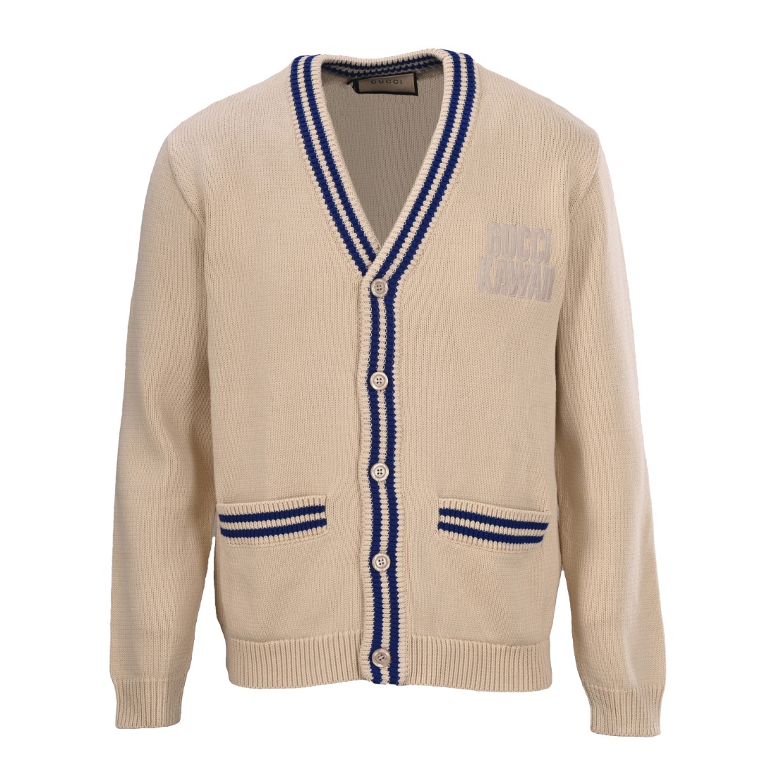 正品级💰410
Gucci/古驰GUC KAWAII系列联名 背后猫咪图案针织羊毛加厚开衫毛衣 
原版1:1打造 充满生机的印花或刺绣元素匠心演绎 为成衣和配饰增添一抹趣致气息 
在这款针织开衫上 其创意灵感以刺绣贴饰细节焕然呈现 
象牙白色针织舒适柔软 V领宽松版型 男女都可搭配 原版开模定制真贝logo纽扣 
每一颗纽扣上下两个gucci logo对位 区别市面错版 后背猫咪额头绿色针织缝线点缀 细节还原
#所有针织、毛衣织造而成的成衣都不建议机洗、或高温烘干！
Size：S-XL