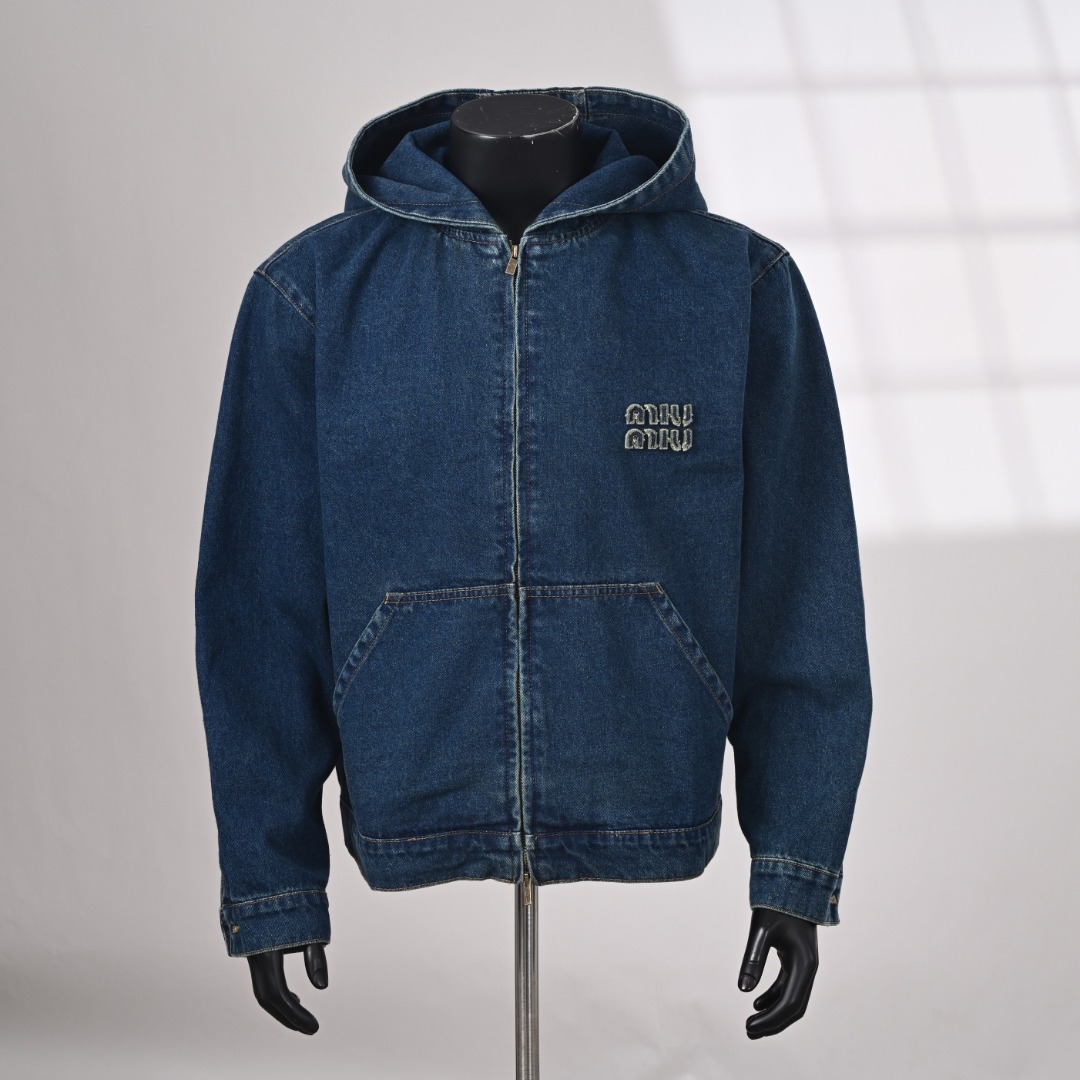 MIU MIU Miu Miu MM Chaqueta vaquera con capucha y cremallera con apliques, foto real