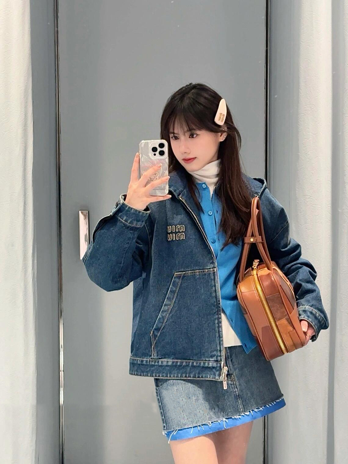 MIU MIU Miu Miu MM Chaqueta vaquera con capucha y cremallera con apliques, referencia de uso