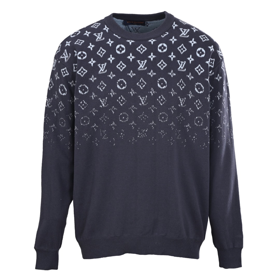 正品级💰400
LOUIS VUITTON/路易威登LV 渐变老花提花圆领毛衣
史上最强的对位 基本全是手工定位对花操作 没有裁刀推 为的就是极高度还原 工艺难度不是三言两语就解释的… 

⚠️整件对位‼️裁片纯手工对花修整而成！ 花位齐整度一致 下摆、领口、袖口位置统一水平线剪裁‼️对线缝纫手法 多耗时费力自然不用多说 看图就知道… 1⃣️正面中部以1v字母居中 2⃣️左右袖子对称 3⃣️袖口位置统一水平线剪裁对线缝纫  4⃣️侧骨衔接对位 zp有的细节我们全都有…

⚠️织机时间超长 花型从下摆罗纹至顶部做出渐变效果 织片后缝盘‼️由于双面的厚度比一般毛衣要厚实 所以上盘的每一步都需要借助工具辅助上盘 ‼️多费力费时不用多说 主要还费耐心 很多师傅都不愿意做 辗转多家工厂 提高两倍多工价才答应…
Size: S-L