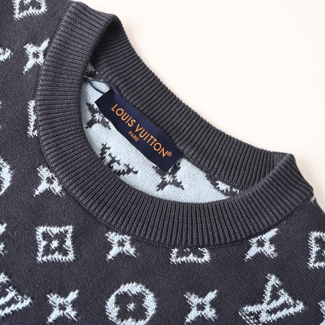 正品级💰400
LOUIS VUITTON/路易威登LV 渐变老花提花圆领毛衣
史上最强的对位 基本全是手工定位对花操作 没有裁刀推 为的就是极高度还原 工艺难度不是三言两语就解释的… 

⚠️整件对位‼️裁片纯手工对花修整而成！ 花位齐整度一致 下摆、领口、袖口位置统一水平线剪裁‼️对线缝纫手法 多耗时费力自然不用多说 看图就知道… 1⃣️正面中部以1v字母居中 2⃣️左右袖子对称 3⃣️袖口位置统一水平线剪裁对线缝纫  4⃣️侧骨衔接对位 zp有的细节我们全都有…

⚠️织机时间超长 花型从下摆罗纹至顶部做出渐变效果 织片后缝盘‼️由于双面的厚度比一般毛衣要厚实 所以上盘的每一步都需要借助工具辅助上盘 ‼️多费力费时不用多说 主要还费耐心 很多师傅都不愿意做 辗转多家工厂 提高两倍多工价才答应…
Size: S-L