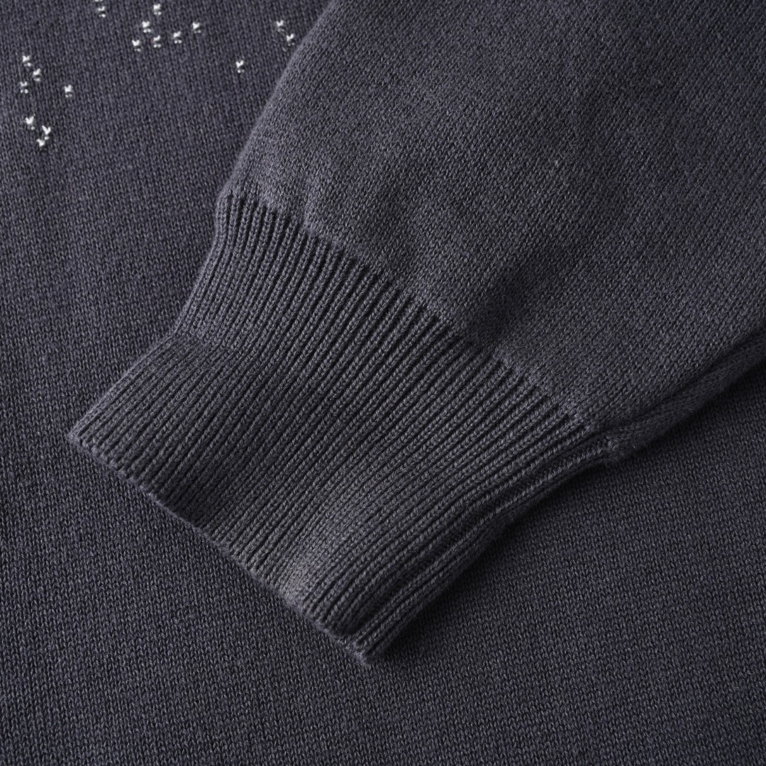 正品级💰400
LOUIS VUITTON/路易威登LV 渐变老花提花圆领毛衣
史上最强的对位 基本全是手工定位对花操作 没有裁刀推 为的就是极高度还原 工艺难度不是三言两语就解释的… 

⚠️整件对位‼️裁片纯手工对花修整而成！ 花位齐整度一致 下摆、领口、袖口位置统一水平线剪裁‼️对线缝纫手法 多耗时费力自然不用多说 看图就知道… 1⃣️正面中部以1v字母居中 2⃣️左右袖子对称 3⃣️袖口位置统一水平线剪裁对线缝纫  4⃣️侧骨衔接对位 zp有的细节我们全都有…

⚠️织机时间超长 花型从下摆罗纹至顶部做出渐变效果 织片后缝盘‼️由于双面的厚度比一般毛衣要厚实 所以上盘的每一步都需要借助工具辅助上盘 ‼️多费力费时不用多说 主要还费耐心 很多师傅都不愿意做 辗转多家工厂 提高两倍多工价才答应…
Size: S-L