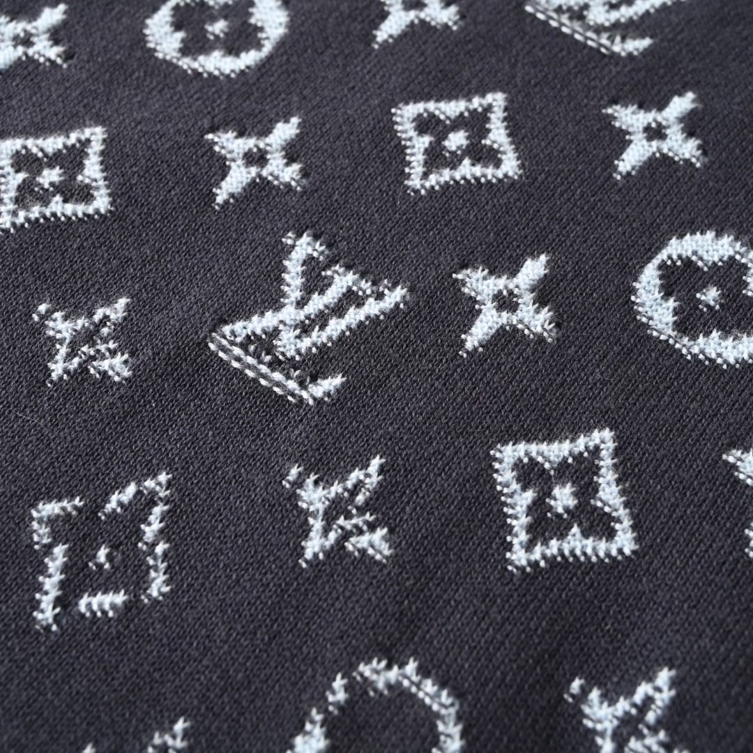 正品级💰400
LOUIS VUITTON/路易威登LV 渐变老花提花圆领毛衣
史上最强的对位 基本全是手工定位对花操作 没有裁刀推 为的就是极高度还原 工艺难度不是三言两语就解释的… 

⚠️整件对位‼️裁片纯手工对花修整而成！ 花位齐整度一致 下摆、领口、袖口位置统一水平线剪裁‼️对线缝纫手法 多耗时费力自然不用多说 看图就知道… 1⃣️正面中部以1v字母居中 2⃣️左右袖子对称 3⃣️袖口位置统一水平线剪裁对线缝纫  4⃣️侧骨衔接对位 zp有的细节我们全都有…

⚠️织机时间超长 花型从下摆罗纹至顶部做出渐变效果 织片后缝盘‼️由于双面的厚度比一般毛衣要厚实 所以上盘的每一步都需要借助工具辅助上盘 ‼️多费力费时不用多说 主要还费耐心 很多师傅都不愿意做 辗转多家工厂 提高两倍多工价才答应…
Size: S-L